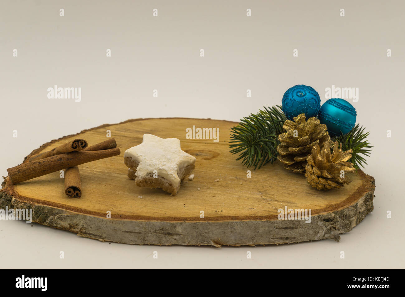 Weihnachtsdekoration auf Holz Untergrund. Winterurlaub Hintergrund. Stockfoto