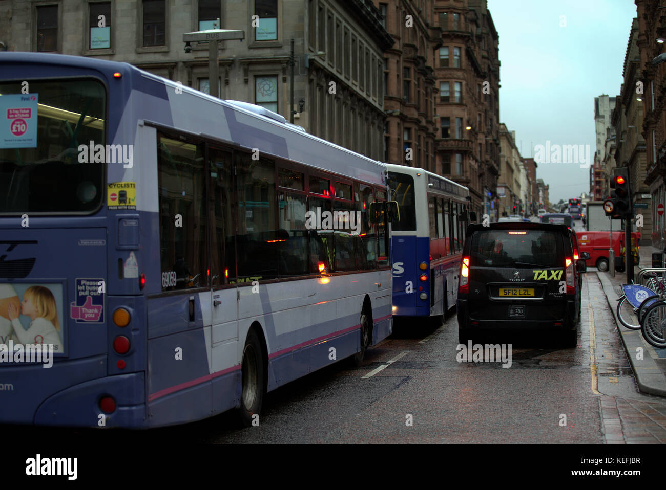 Starke Verschmutzung durch Verkehr Hotspot am Hauptbahnhof Hope Street, Glasgow, Vereinigtes Königreich Stockfoto