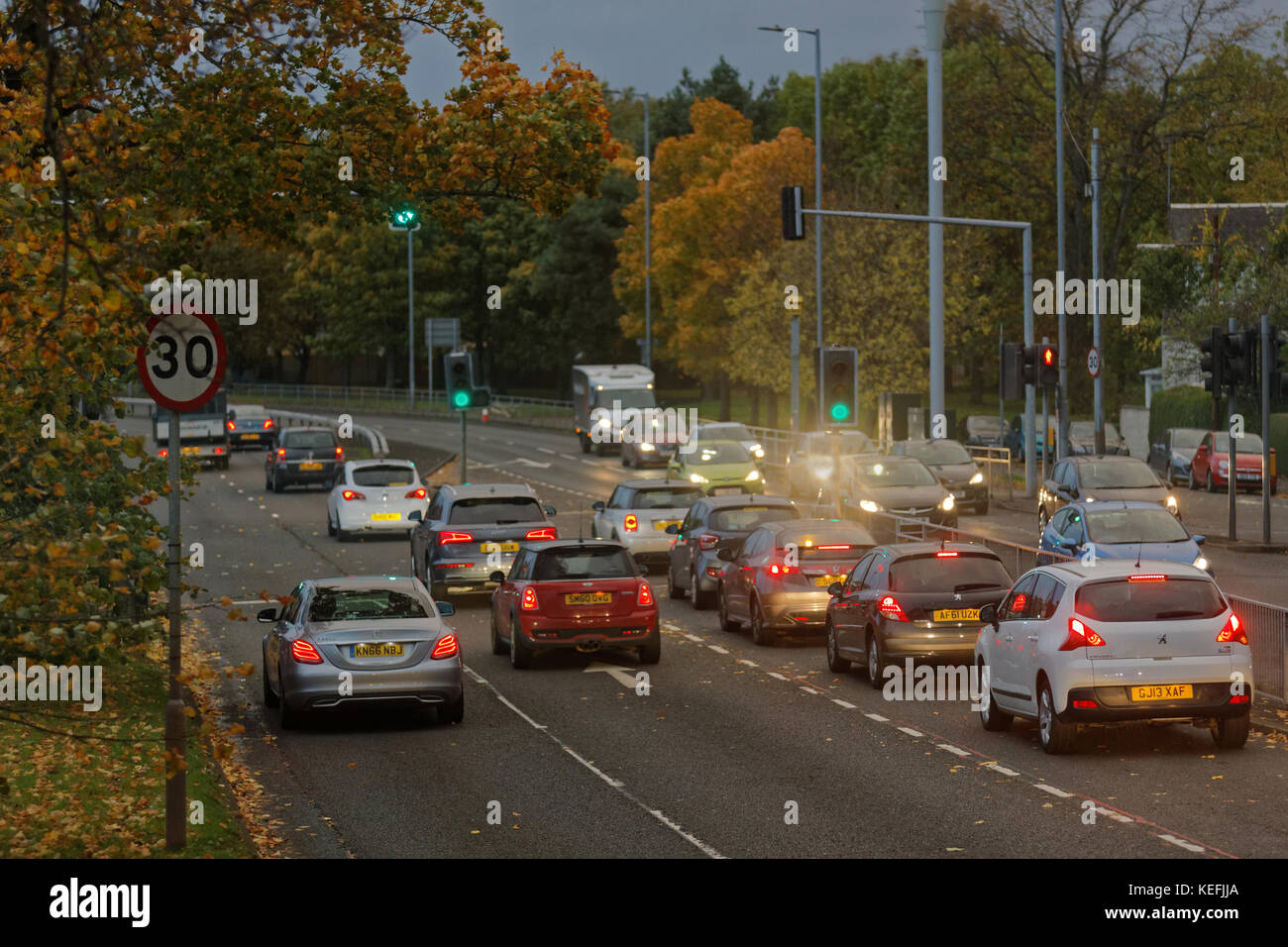 Heavy Traffic clydeside Expressway scotstoun Victoria Park Ampel rot A814 Glasgow Stockfoto