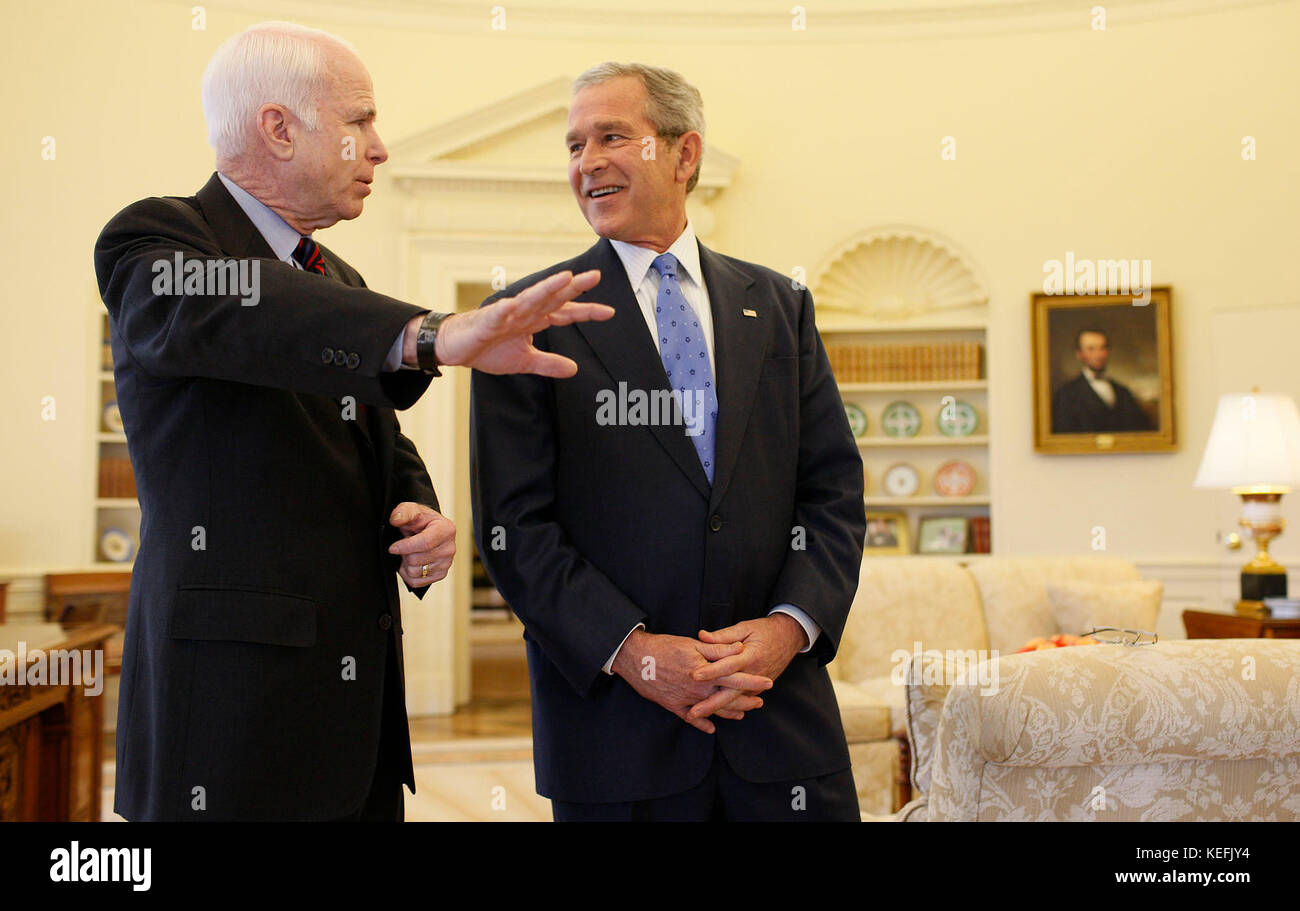 US-Präsident George W. Bush lächelt als He Plays, US-Senator John McCain (Republikaner von Arizona) Mittwoch, 5. März 2008, im Oval Office als sie vorbereitet, die Medien auf dem South Lawn zu begegnen. Der Präsident bot seine Unterstützung des republikanischen Präsidentschaftskandidaten sagte: "John zeigten unglaublichen Mut und Stärke und Ausdauer um diesen Moment zu bekommen. Und das ist genau das, was wir brauchen, in einem Präsidenten: jemand, der die schwierigen Entscheidungen; verarbeiten kann jemand, der im Angesicht der Gefahr zurückweichen werden nicht. ". Obligatorische Credit: Eric Draper / White House über CNP Stockfoto