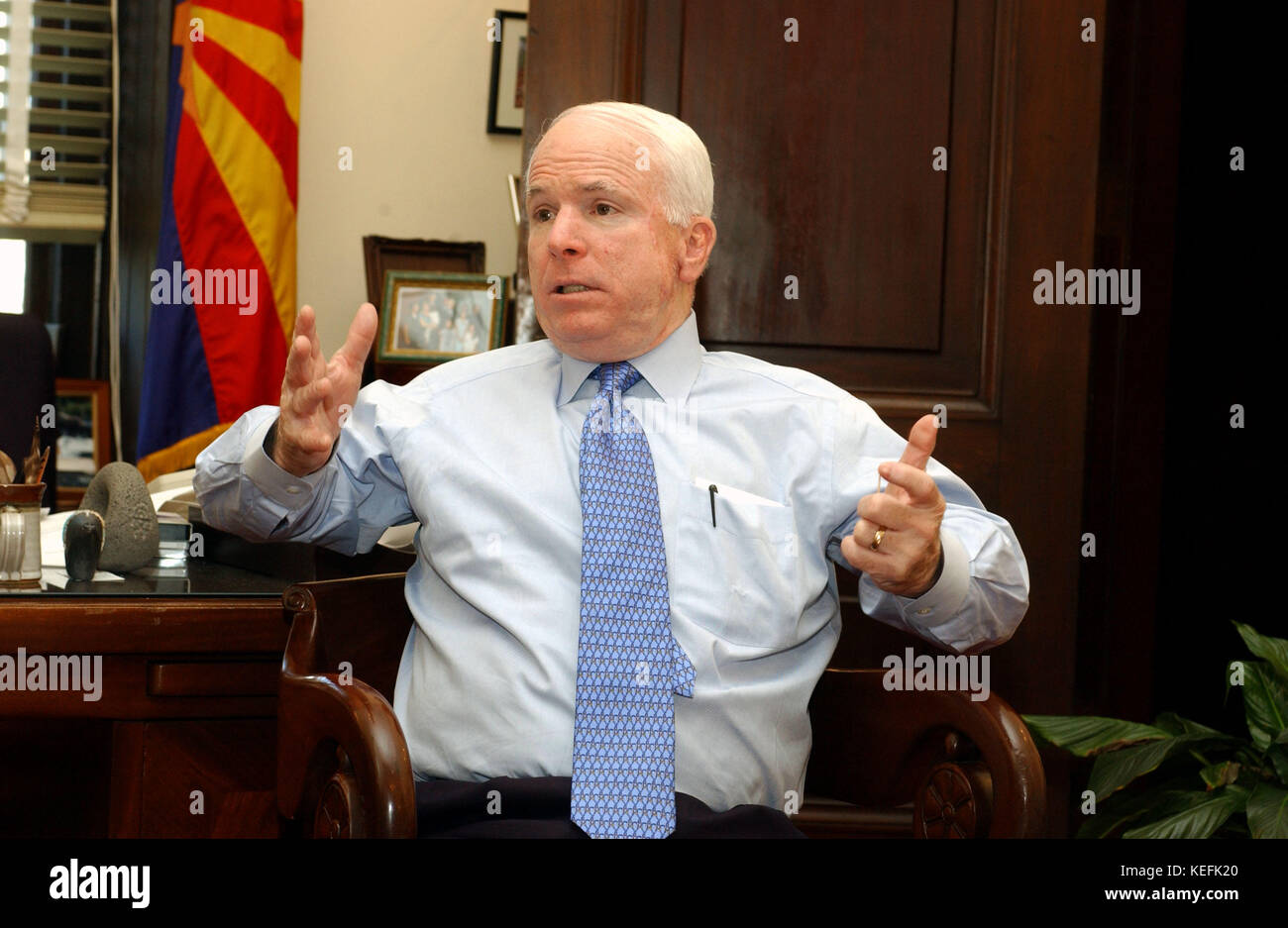 Washington, D.C. - April 6, 2004 -- United States Senator John McCain (Republikaner aus Arizona) erläutert seine Ansichten über steroid Gebrauch durch professionelle Athleten in einem Interview in seinem Büro Capitol Hill in Washington, D.C. am 6. April 2004. Der Senator, der ein eifriger Sportfan, ist über den Einsatz von leistungssteigernden Drogen durch Hochschule und professionelle Athleten betroffen. Credit: Ron Sachs/CNP. (Einschränkung: Keine New York oder New Jersey Zeitungen oder Zeitschriften innerhalb eines 75-Meilen-Radius von New York City). /MediaPunch Stockfoto