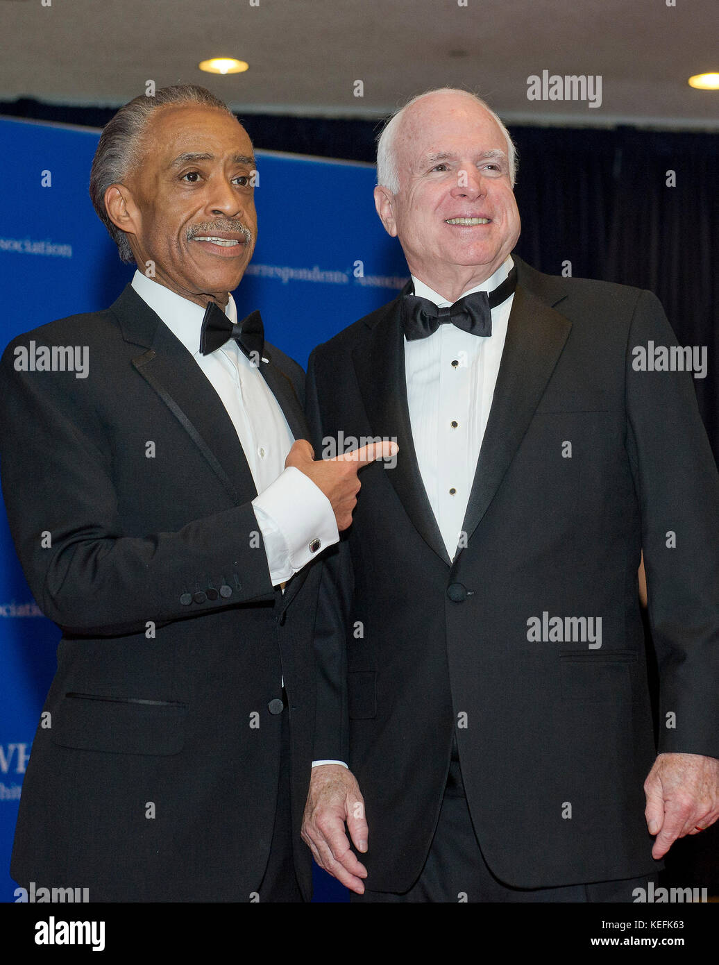 Reverend Al Sharpton, Links, und US-Senator John McCain (Republikaner aus Arizona), rechts, für die 2014 White House Correspondents Association jährlichen Abendessen am Washington Hilton Hotel am Samstag, 3. Mai 2014 eintreffen. Credit: Ron Sachs/CNP (Einschränkung: Keine New York oder New Jersey Zeitungen oder Zeitschriften innerhalb eines 75-Meilen-Radius von New York City)/MediaPunch Stockfoto