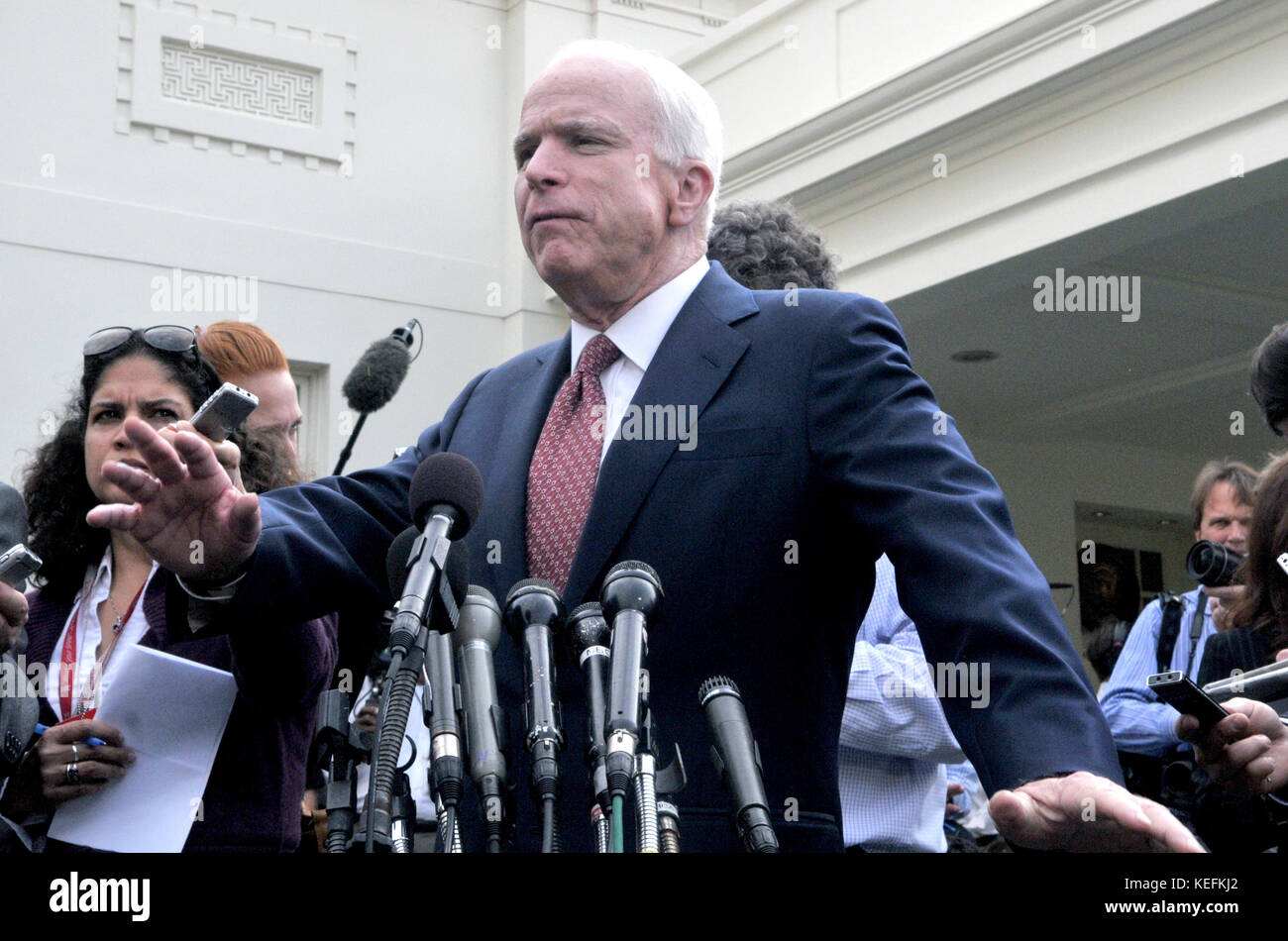 Washington, DC - Oktober 6, 2009 -- United States Senator John McCain (Republikaner aus Arizona) macht Anmerkungen nach einem Treffen mit USA-Präsident Barack Obama auf die US-Strategie in Afghanistan am Dienstag, 6. Oktober 2009. Quelle: Ron Sachs/Pool über CNP/MediaPunch Stockfoto