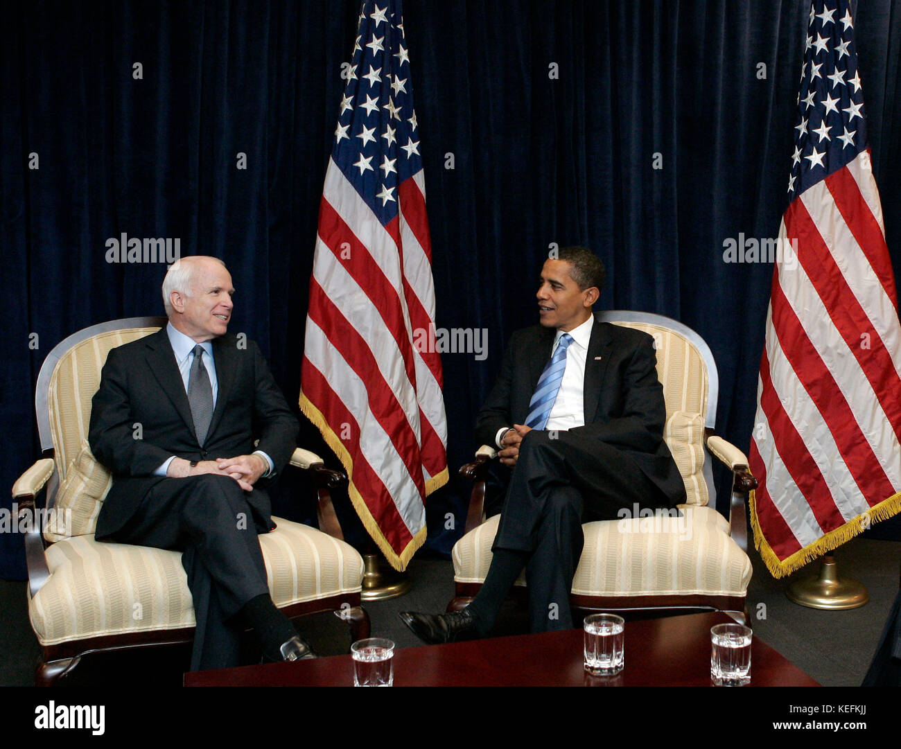 Chicago, IL - 17. November 2008 -- US-Präsident Barack Obama, rechts, trifft sich mit dem ehemaligen republikanischen Präsidentschaftskandidaten United States Senator John McCain (Republikaner von Arizona), links, am Montag, 17. November 2008, in Chicago, Illinois. .Credit: Frank Polich - Pool über CNP /MediaPunch Stockfoto
