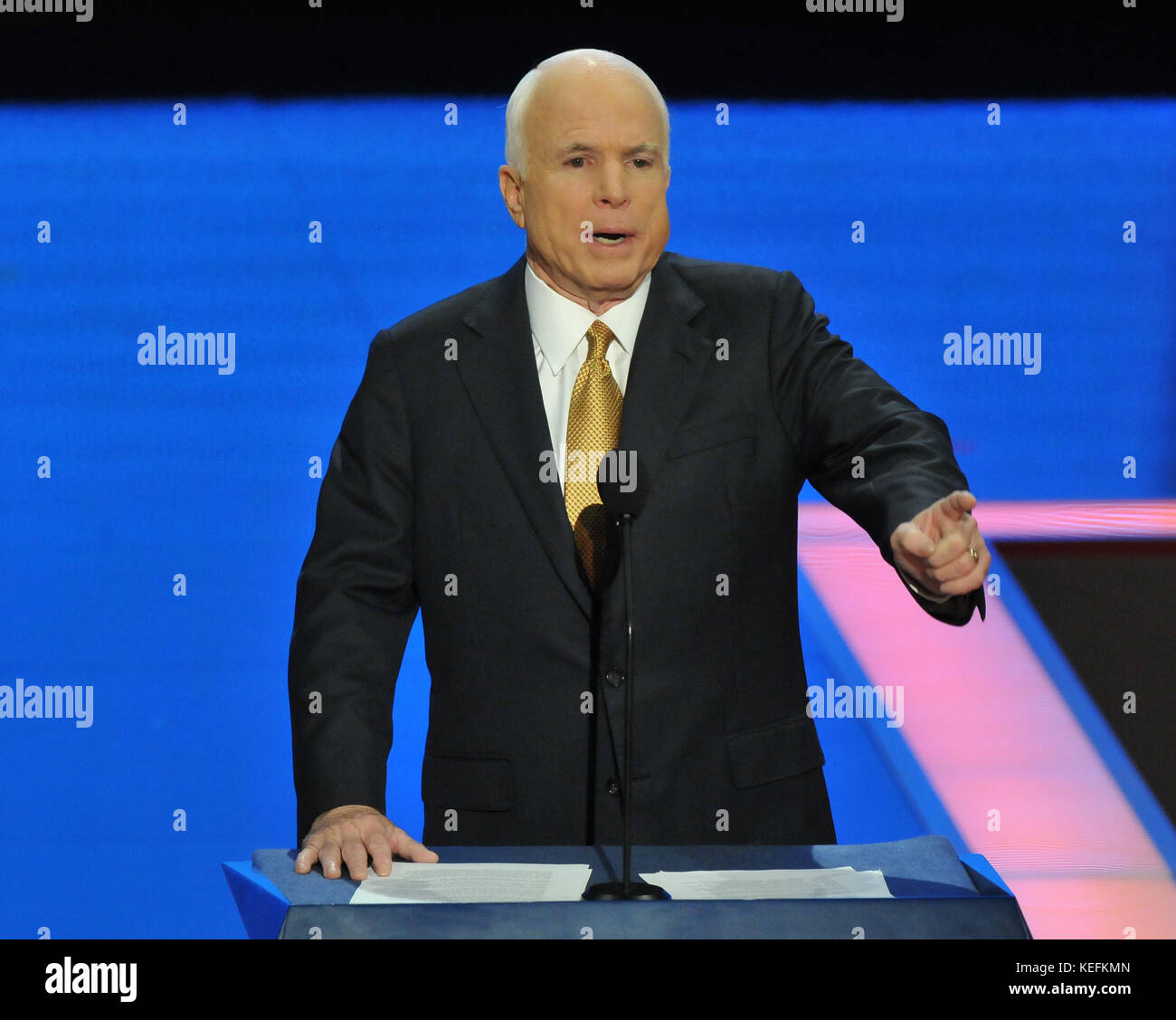 St. Paul, MN - 4. September 2008 -- US-Senator John McCain (Republikaner von Arizona) akzeptiert die Nominierung seiner Partei als Präsident der Vereinigten Staaten am 4. Tag der Republican National Convention 2008 im Xcel Energy Center in St. Paul, Minnesota am Donnerstag, 4. September 2008..Credit: Ron Sachs/CNP.(EINSCHRÄNKUNG: Keine Zeitungen oder Zeitungen aus New York oder New Jersey im Umkreis von 75 Meilen von New York City)/MediaPunch Stockfoto