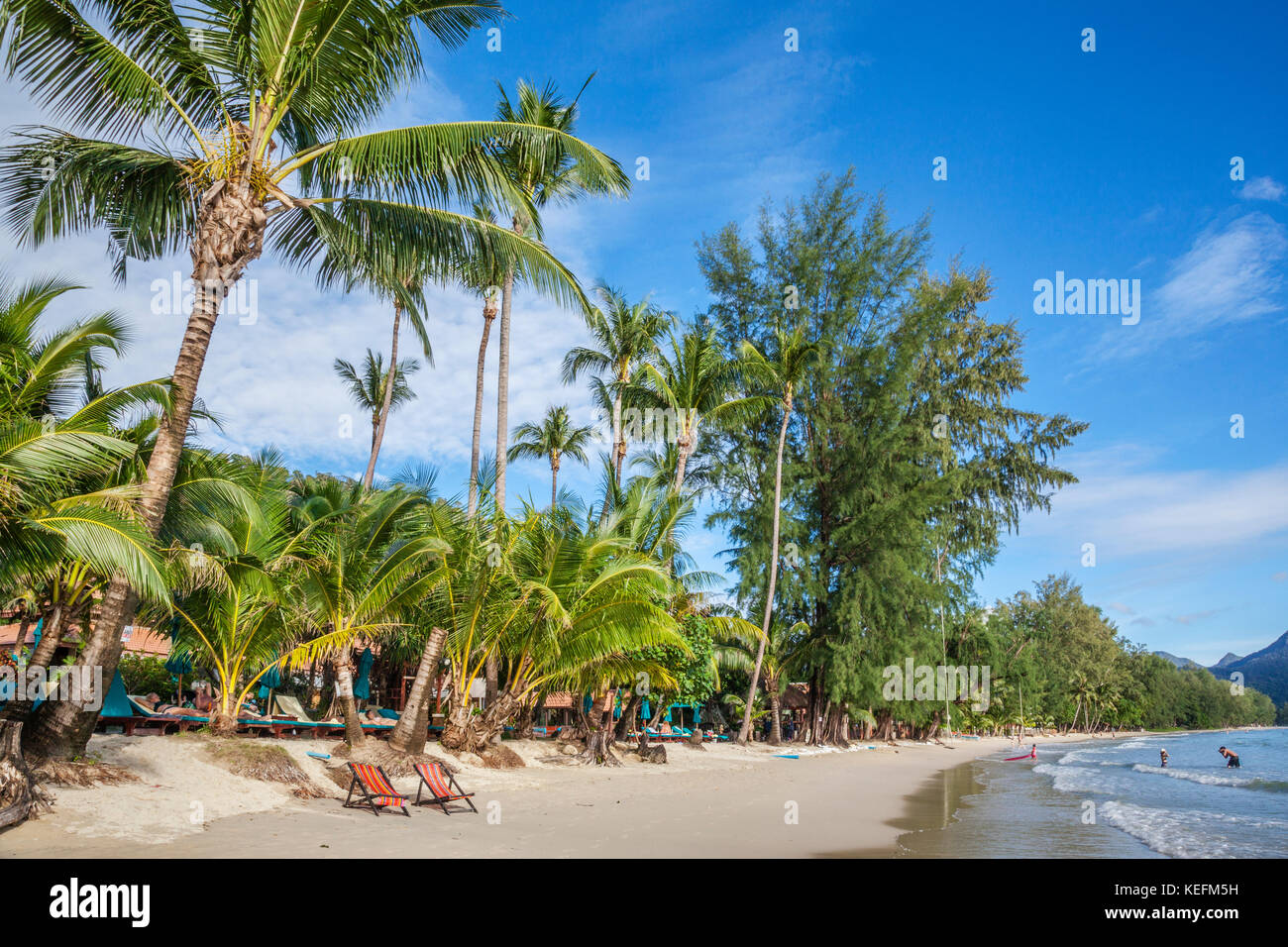 Thailand, Trat Provinz, Koh Chang Insel im Golf von Thailand, Westküste, Urlauber bei Ao Klong Phrao Beach Stockfoto