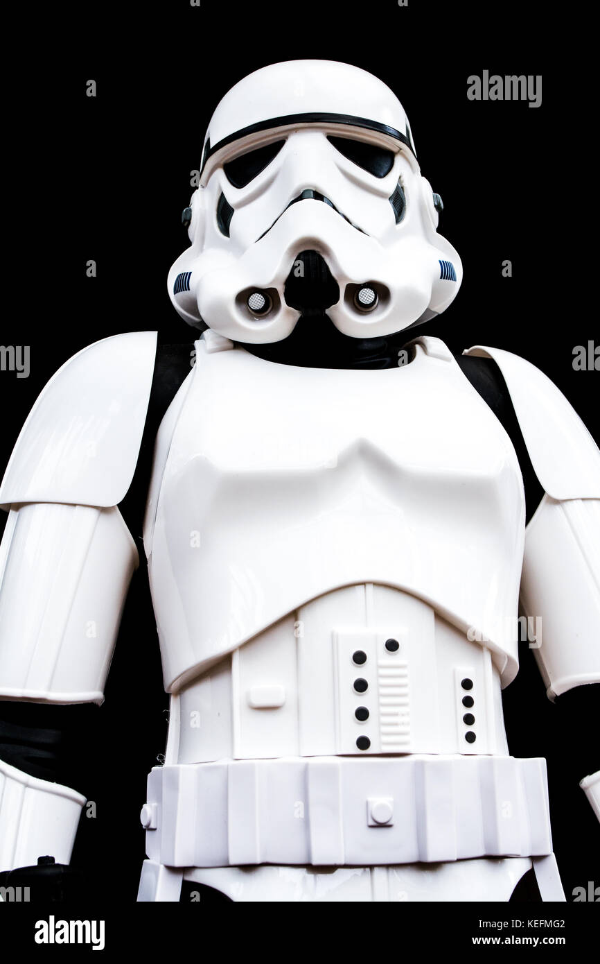 Großbritannien - 7. Juli 2016. Eine Tiefwinkelansicht des Porträts eines Stormtrooper aus der Star Wars-Filmreihe, der auf schwarzem Hintergrund bedrohlich aussieht. Stockfoto