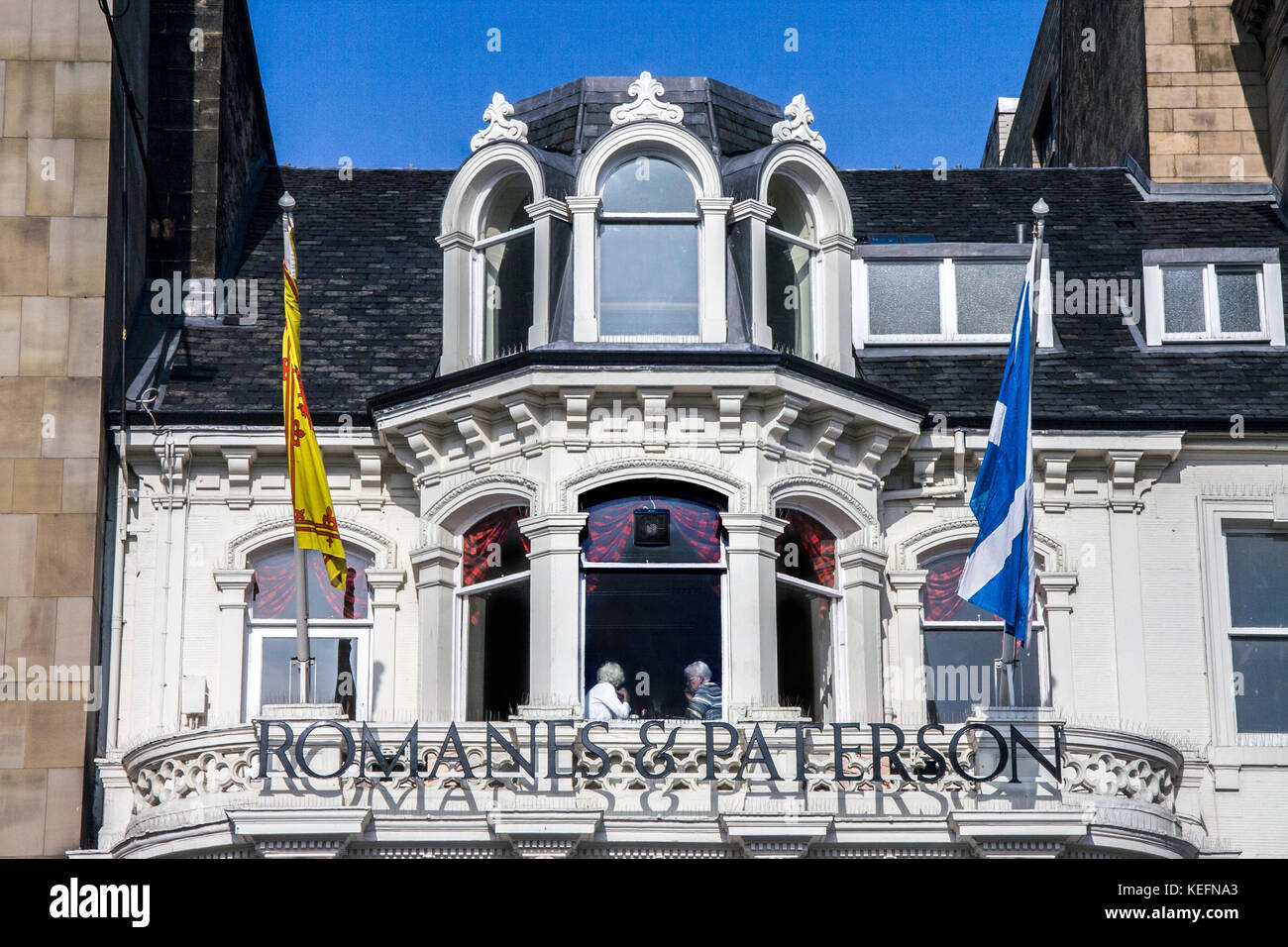 Edinburgh, Schottland - 4. März 2010: Unbekannte ältere Menschen, die einen Tee im Romanes & Pherson Tea Room trinken. Blick von außen Stockfoto