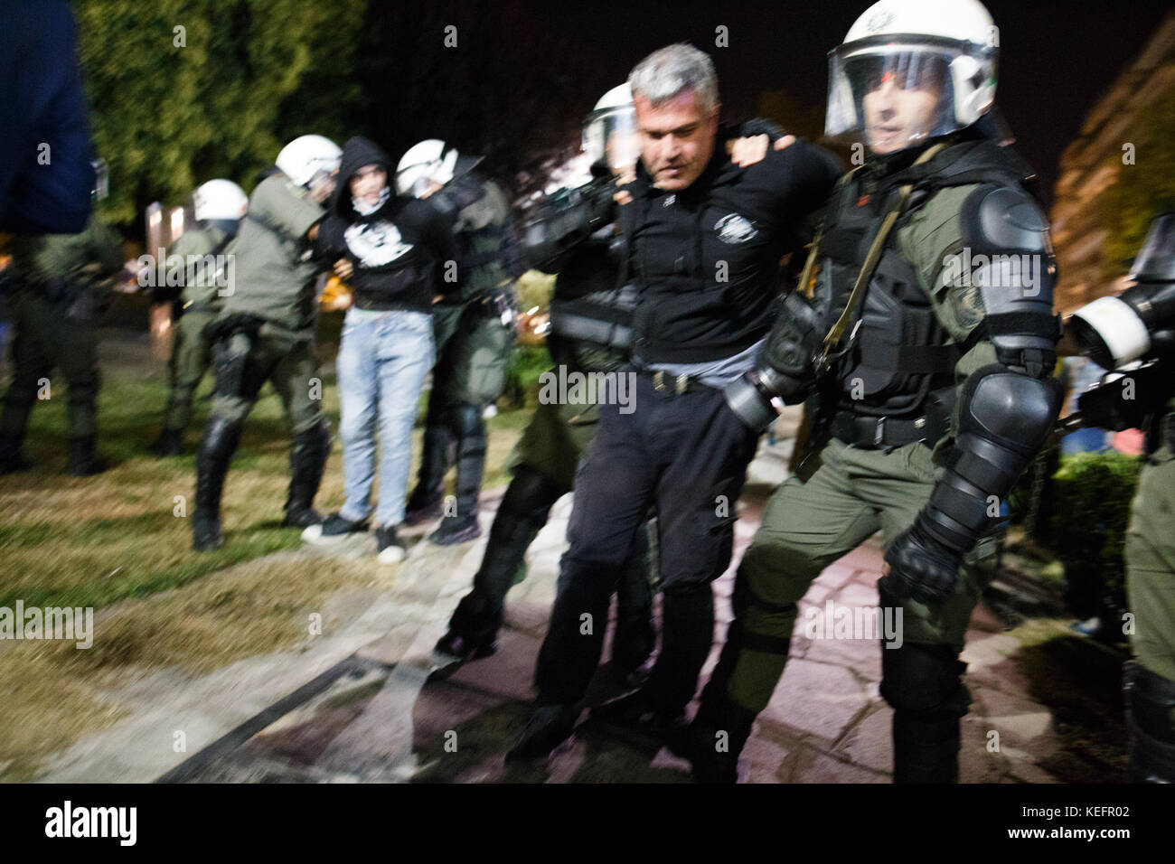 Thessaloniki, Griechenland. 19 Okt, 2017. Demonstration und Konflikte von para-religiösen und nationalistischen Gruppen mit der Polizei durch die theatralische Performance,'' die Zeit der Teufel'' Quelle: achilleas chiras/Pacific Press/alamy leben Nachrichten Stockfoto