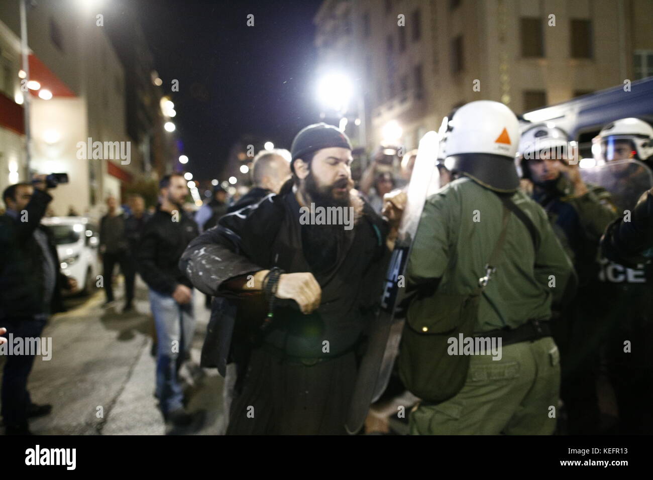 Thessaloniki, Griechenland. 19 Okt, 2017. Demonstration und Konflikte von para-religiösen und nationalistischen Gruppen mit der Polizei durch die theatralische Performance,'' die Zeit der Teufel'' Quelle: achilleas chiras/Pacific Press/alamy leben Nachrichten Stockfoto