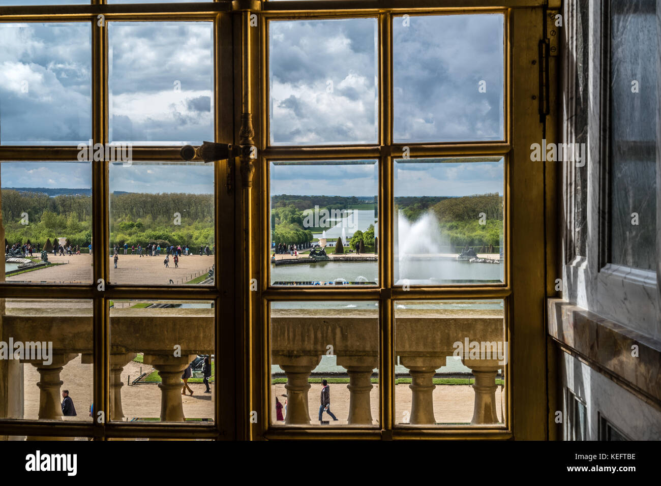Sehen Sie durch das Fenster am Schloss Versailles Stockfoto