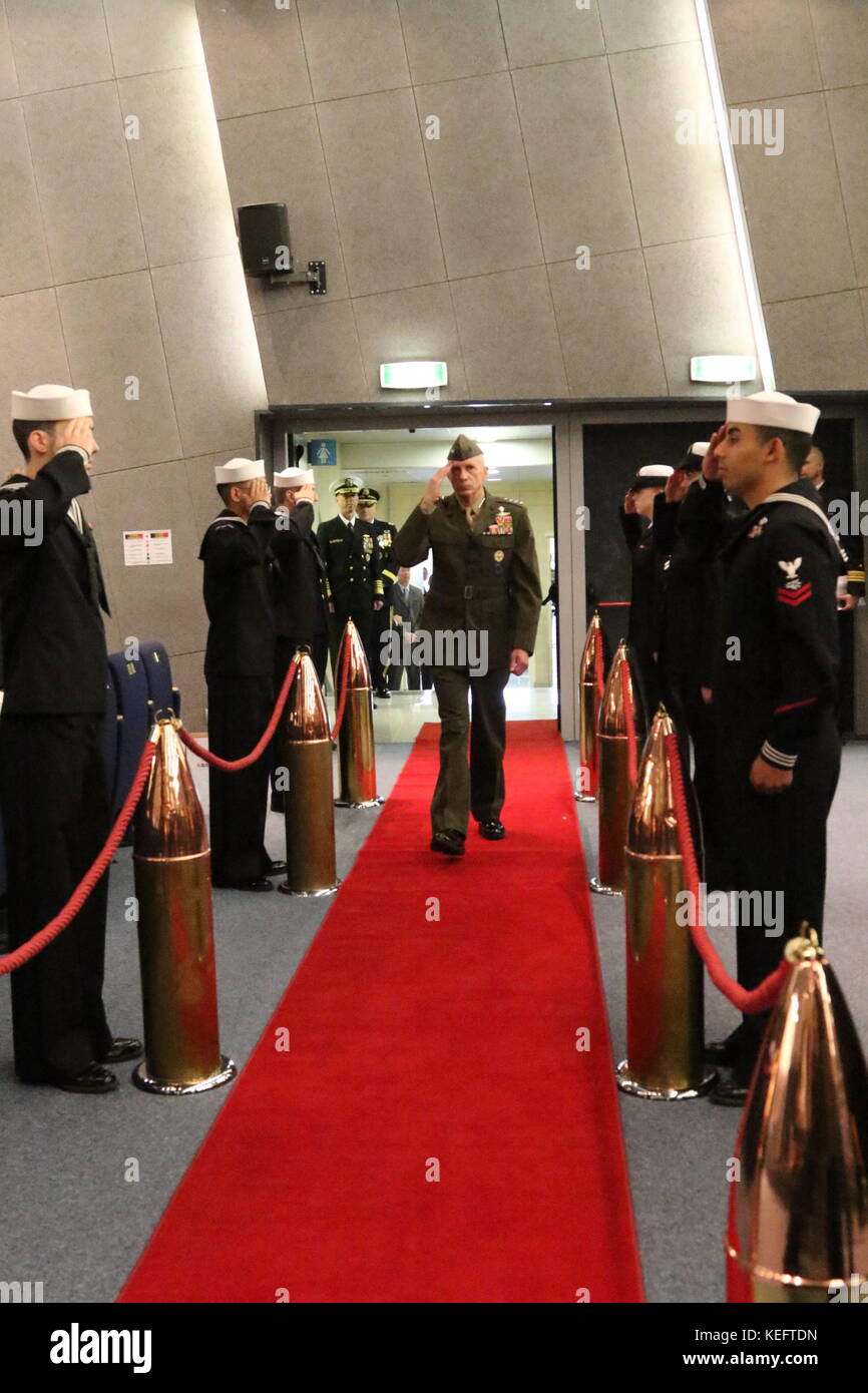 Giugliano in Campania, Italien. 20 Okt, 2017. Militärische Zeremonie 'Befehl' bei Jfc Neapel Hauptquartier. Im Bild allgemeine Thomas d. waldhauser, US Marine Corps, Commander, Befehl united states Africa Command Militärische Zeremonie 'Austausch' bei Jfc Neapel Hauptquartier. Credit: Salvatore esposito/Pacific Press/alamy leben Nachrichten Stockfoto