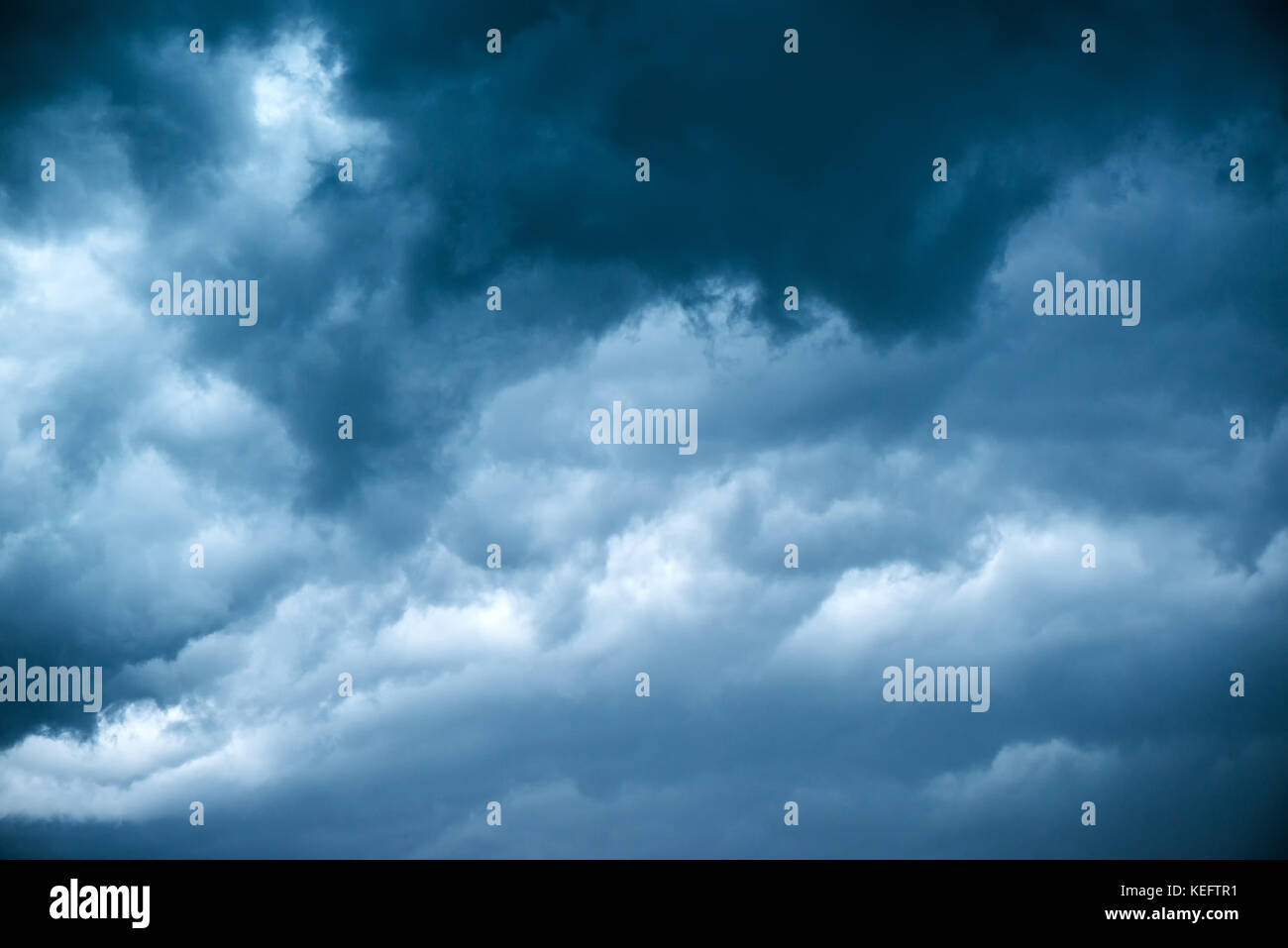 Dramatische stürmischen Himmel, dunkle Wolken vor Regen. Wetter, Klima und Meteorologie Hintergrund. Stockfoto