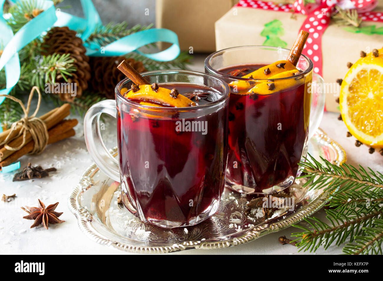 Hausgemachte Weihnachten cocktail Glühwein Rotwein mit Zimtstangen ...