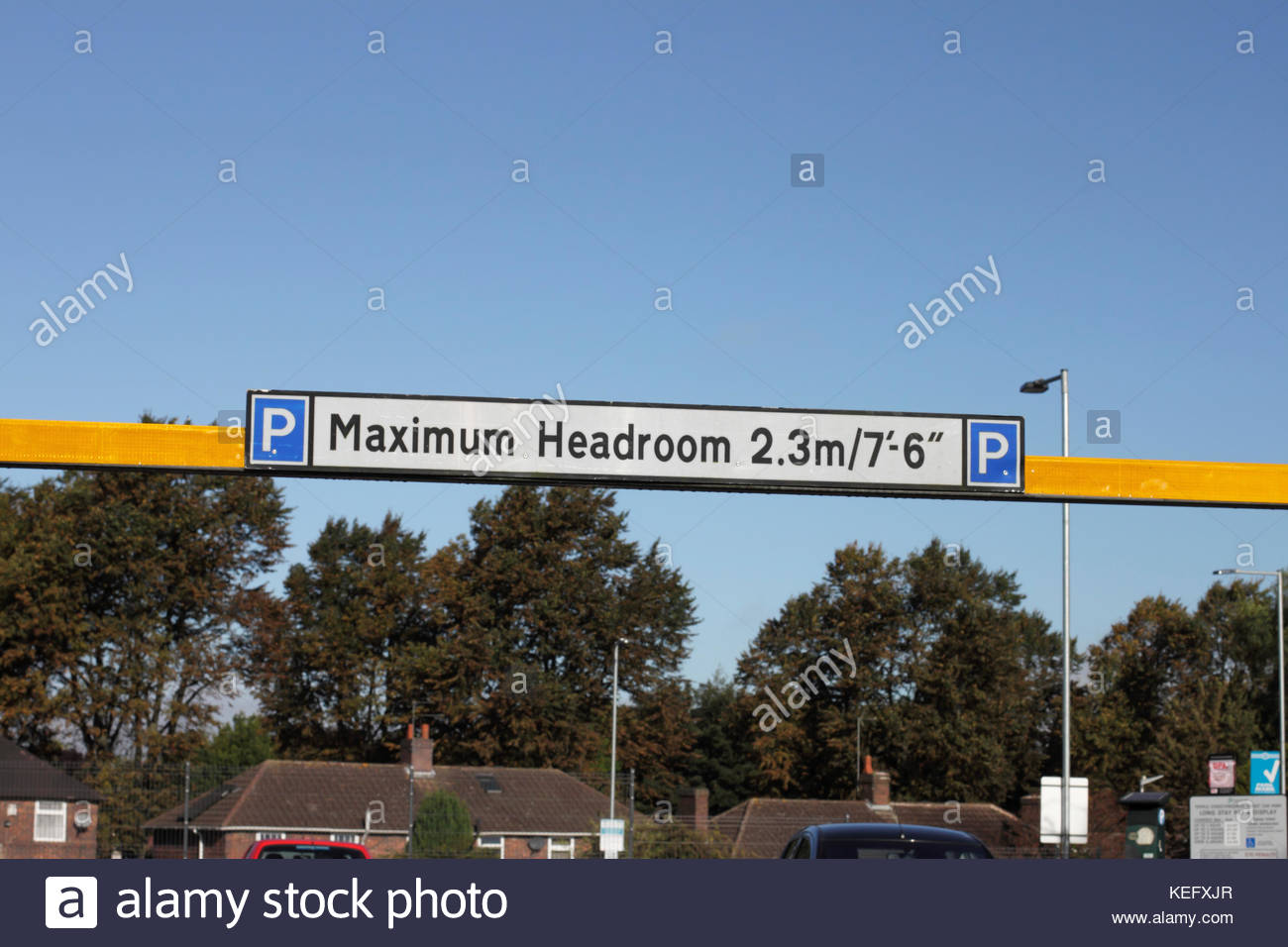 Maximale Kopffreiheit Schild Parkplatz Hohe Einschrankung Barriere Grossbritannien Stockfotografie Alamy