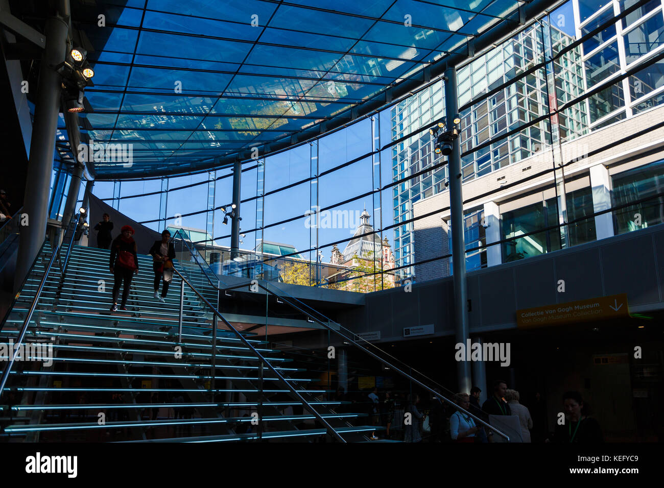 Amsterdam, Niederlande - 23. September 2017: Moderne Glaseinrichtung des Van Gogh Museums an sonnigen Tagen Stockfoto