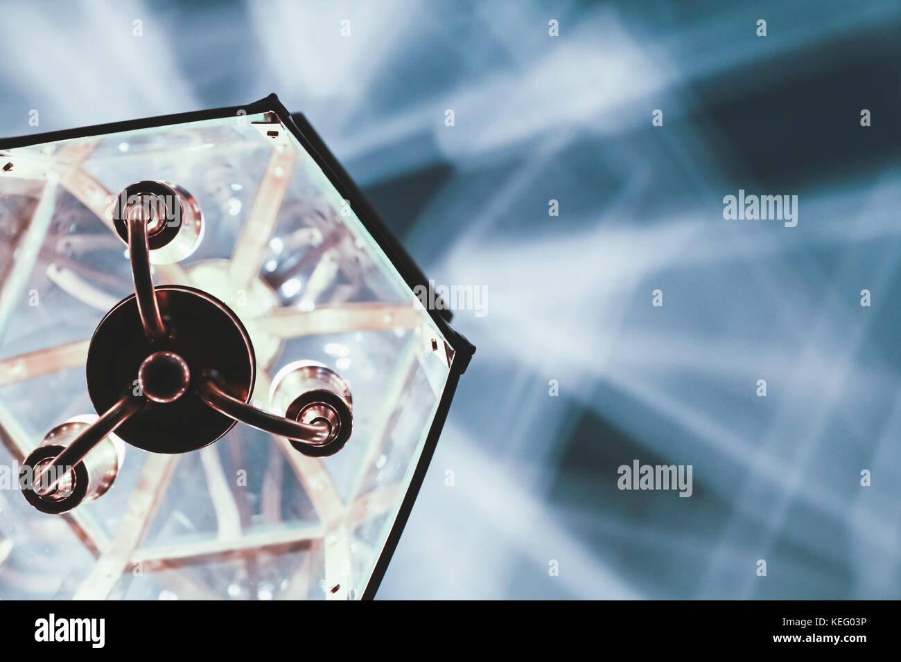 Alte Kronleuchter hingen an der Decke und schafft künstlerischen Schatten Muster Stockfoto