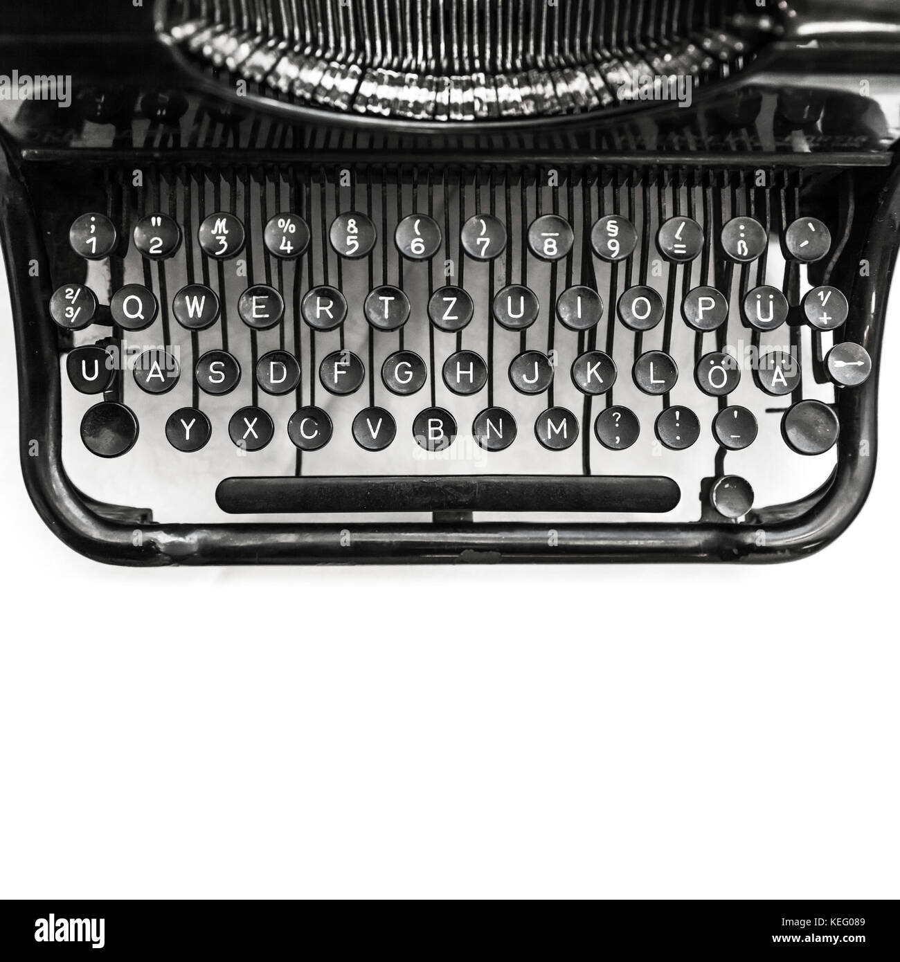 Alte Schreibmaschine, Fragment mit Tastatur auf weißem Hintergrund, Quadrat schwarz-weiß Foto mit weichen selektiven Fokus Stockfoto