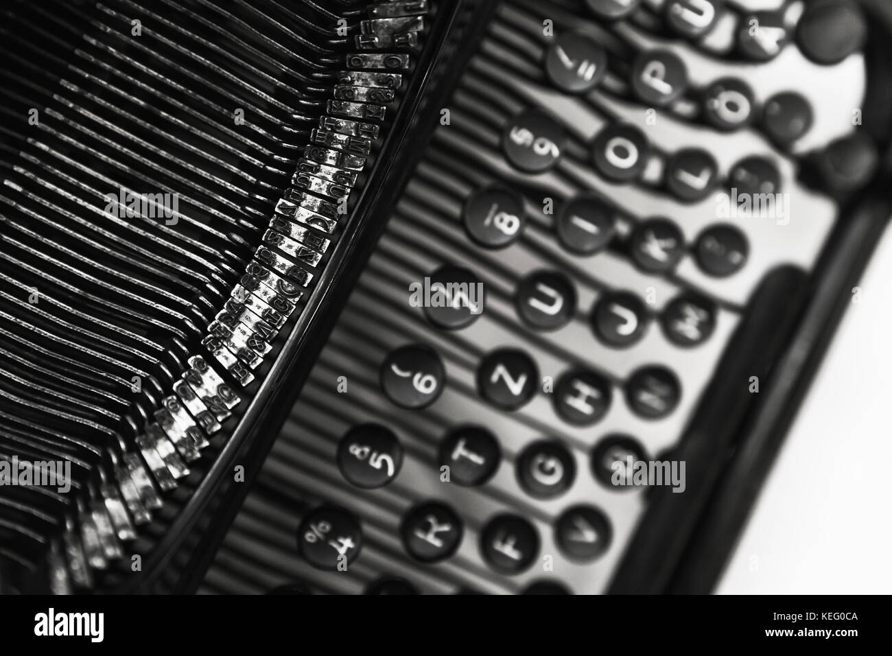 Alte Schreibmaschine, closeup Fragment mit Buchstaben und Tasten, schwarz-weiß Foto mit weichen selektiven Fokus Stockfoto
