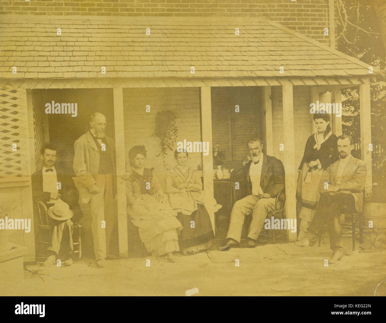 Alte Muegge Home (Wohnsitz im August Muegge, Cheltenham), Muegge und Familie Pose auf der Veranda Stockfoto