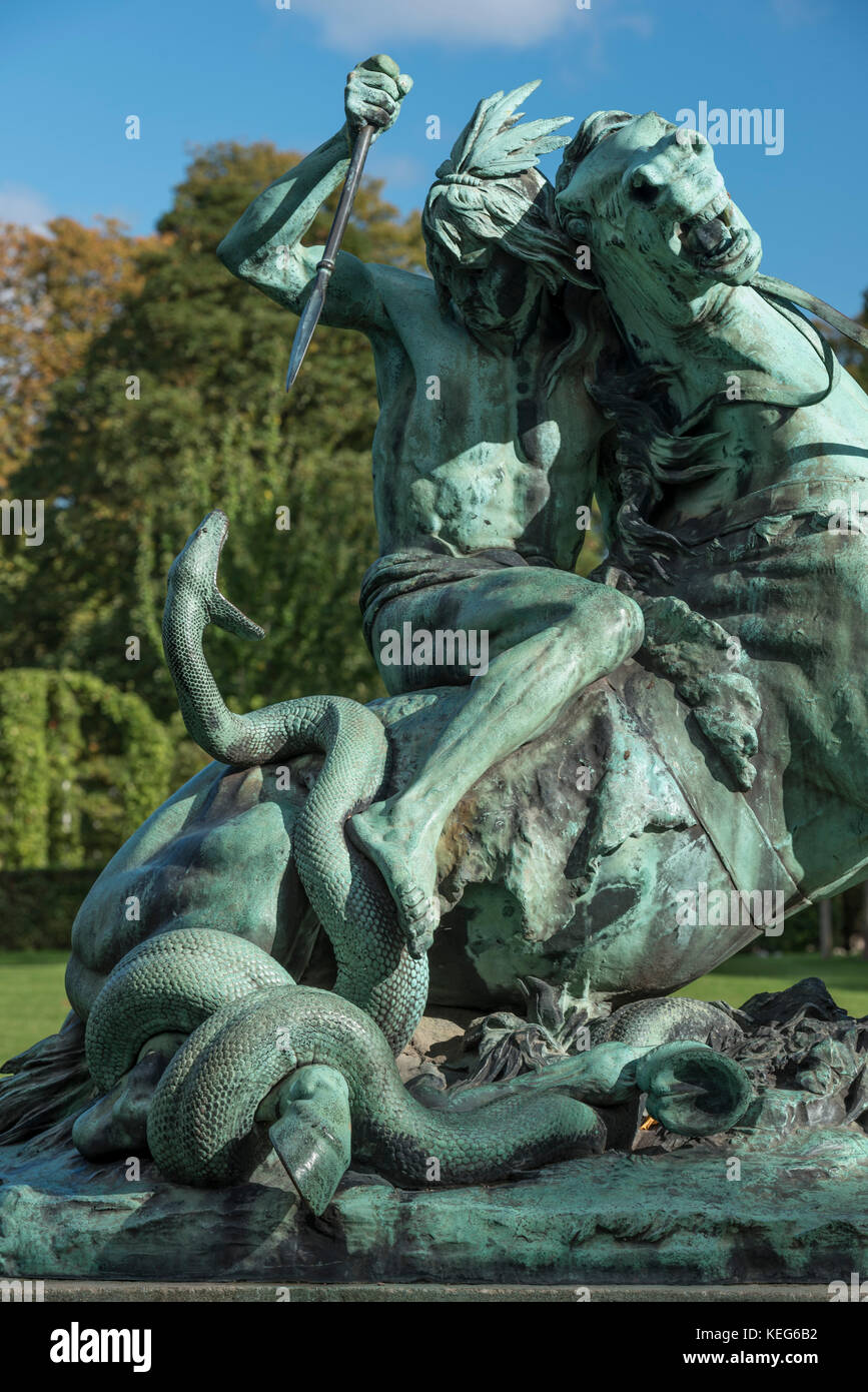 Skulptur von ein Indianer auf dem Pferd kämpfen mit einer Schlange, Bildhauer Thomas Brock. Rosenburg Schloss Gärten, Kopenhagen, Dänemark Stockfoto