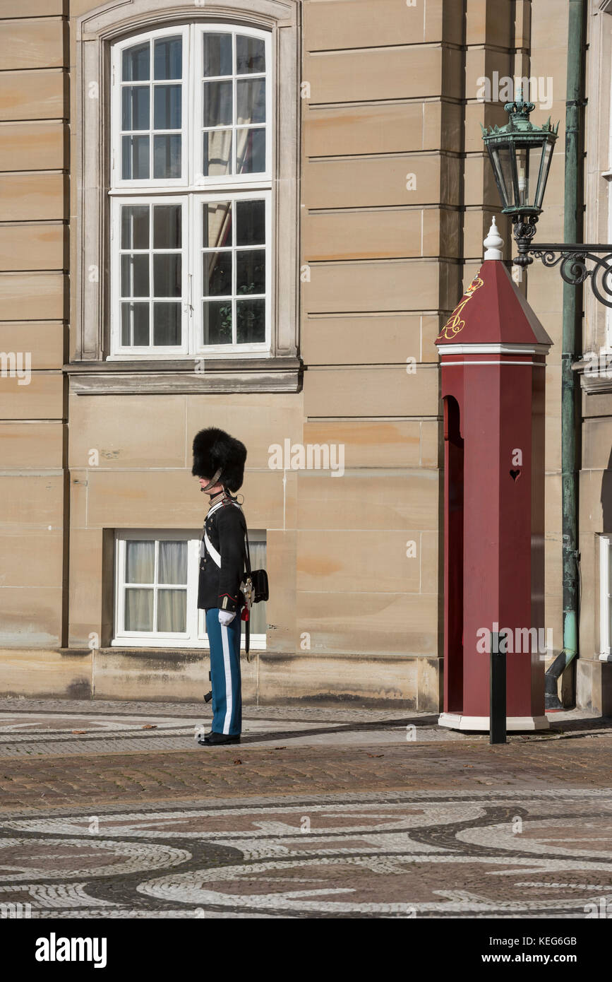 Royal guards an, die den Palast Amalienborg Palast, Kopenhagen, Dänemark Stockfoto