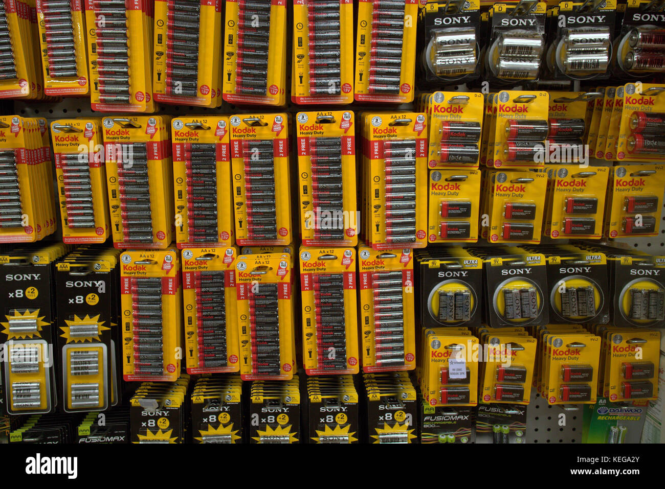 Shop Display Wall von alkalischen Batterien Aaa Aa in Paketen gelb Kodak Stockfoto