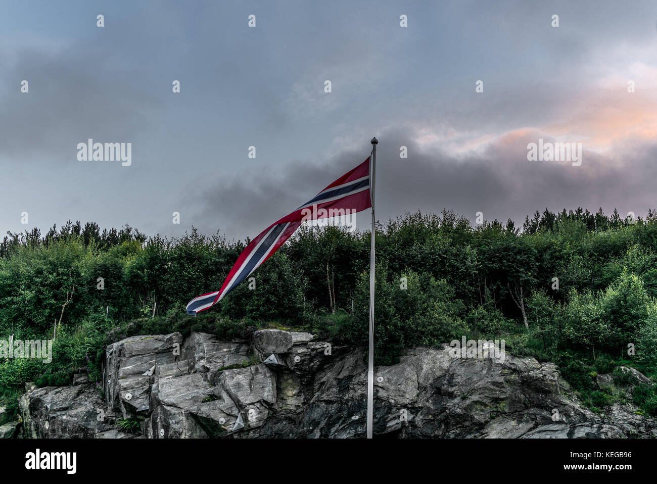 Flagge Norwegen oder auf einem Berg in der Nähe von Bergen Stockfoto