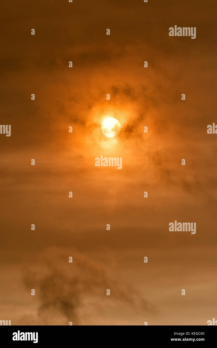 Sonne mit roten Wolken durch die Sahara Staub verursacht. Hurrikan Ophelia im Vereinigten Königreich 16/10/2017 Stockfoto