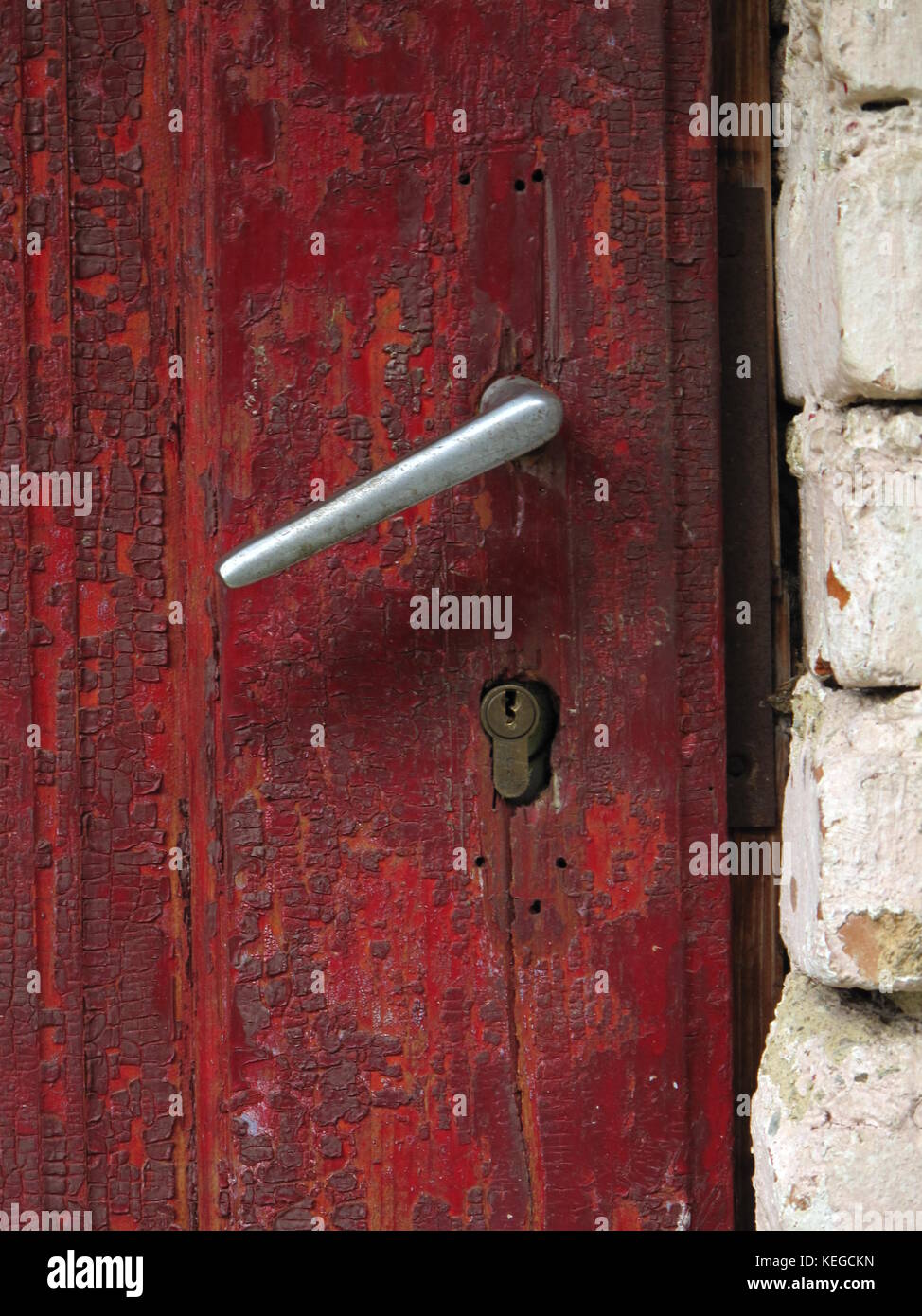 Red Old Fashion Türen, Detail am Griff. retro. Die Slowakei Stockfoto