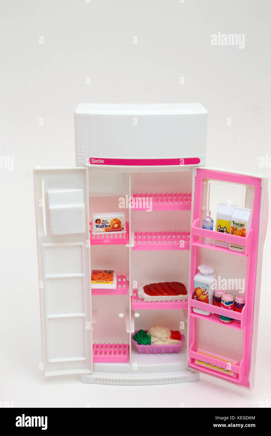 Jahrgang 1994 der Barbie o Viel zu Tun' Küche Kühlschrank mit Kunststoff  Lebensmittel Spielzeug Stockfotografie - Alamy