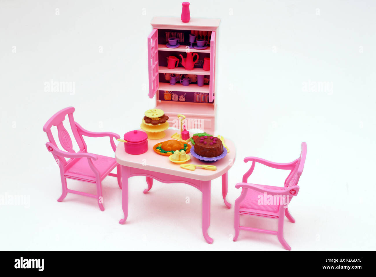 Jahrgang 1990'S Barbie o Viel zu Tun "Esszimmer-Tische und Stühle mit Gehäuse Stockfoto