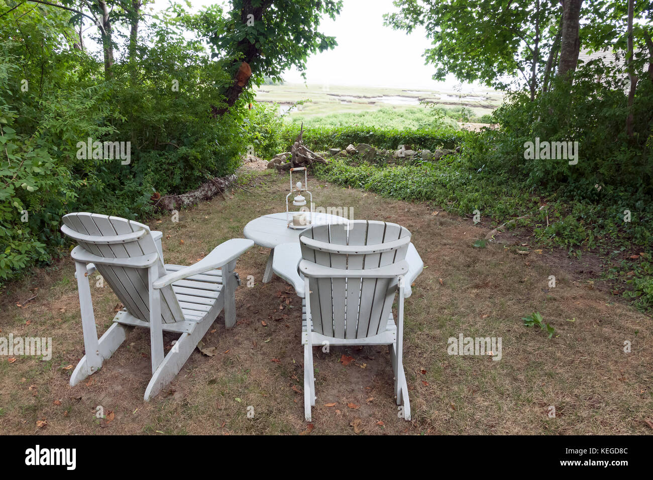 Adirondack Stühle mit Blick auf Cape Cod Bay in Massachusetts. Stockfoto