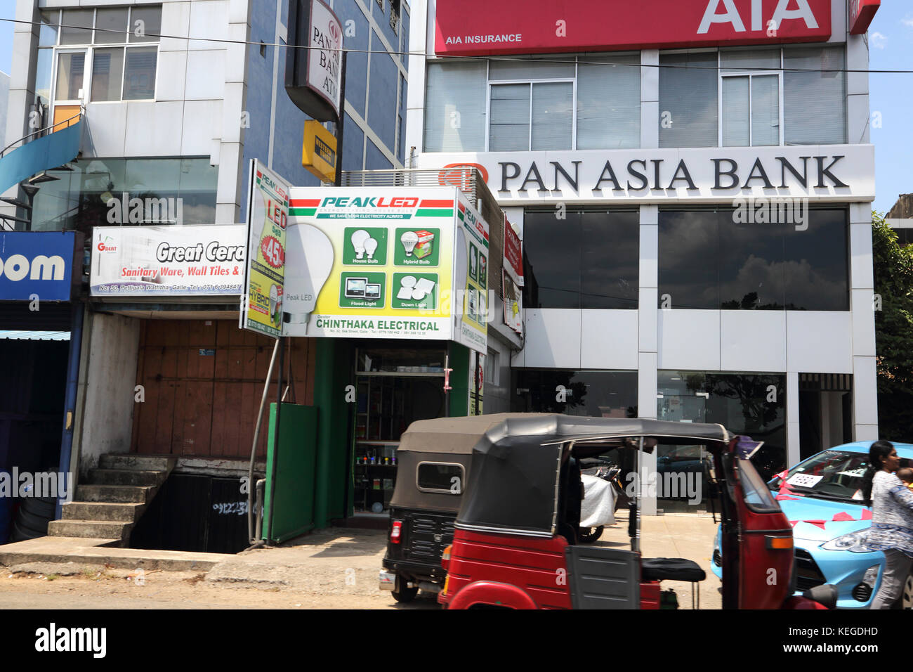 Galle Südprovinz Sri Lanka Tuk Tuks außerhalb Pan Asia Bank Stockfoto