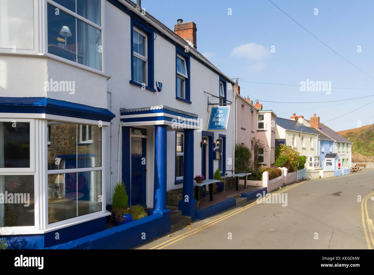 Die Saint Bräute Inn in dem kleinen Dorf an der Küste von Little Haven in Pembroke Wales Stockfoto