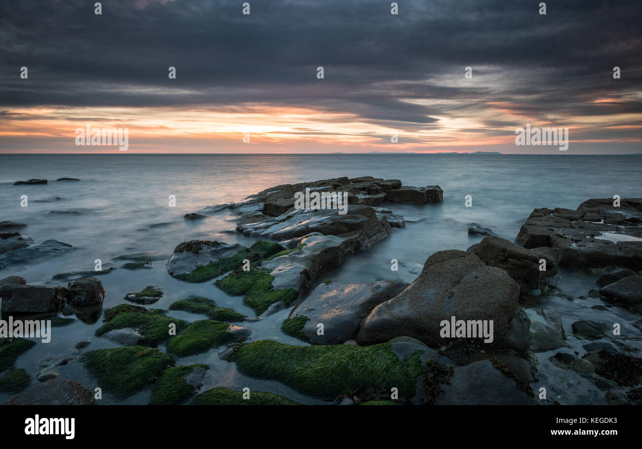 Blaue Stunde auf einem atemberaubenden Abend, wenn die Dämmerung setzt sich an der Küste von Cumbria Stockfoto