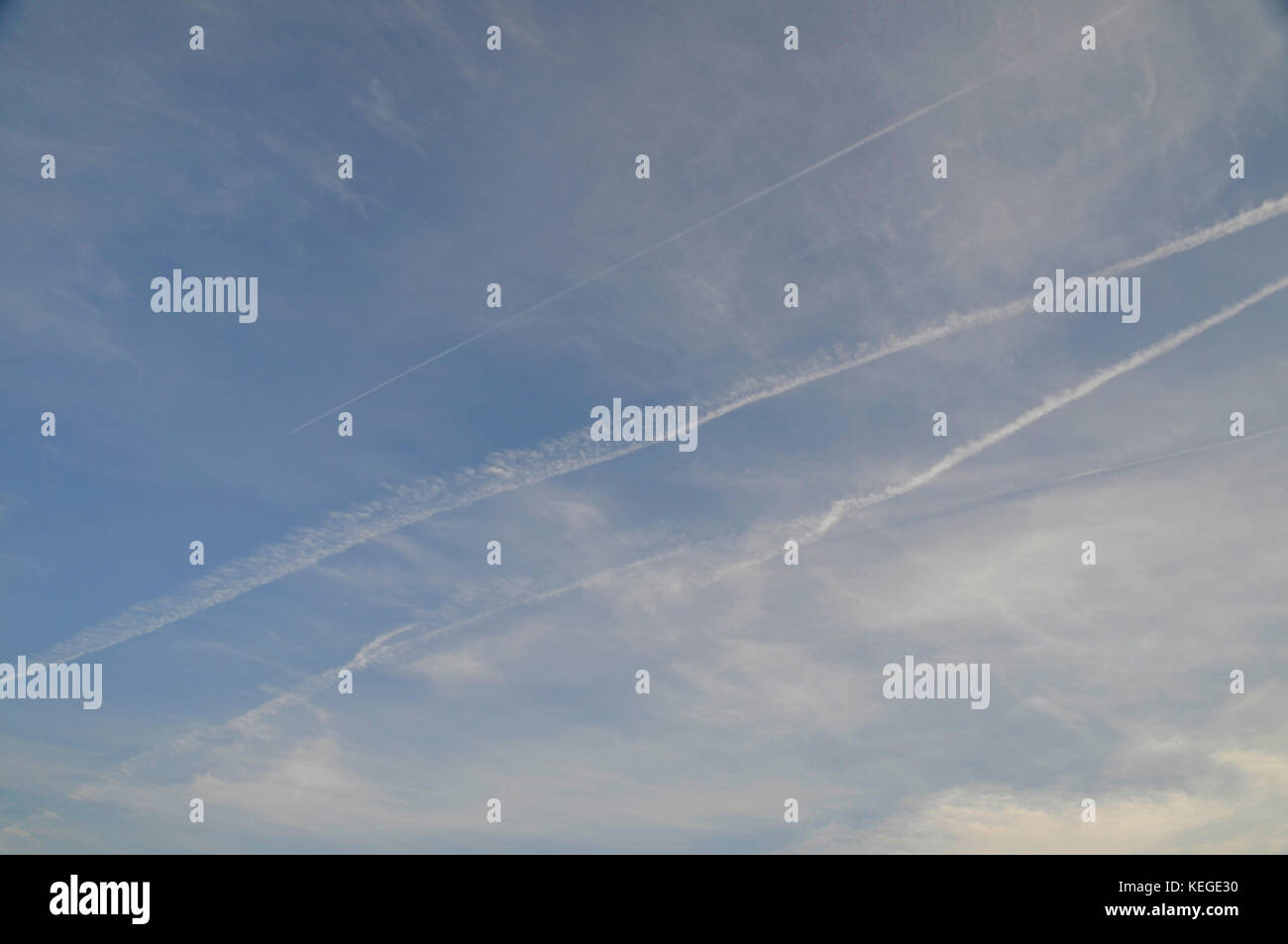 Flugzeug Kondensstreifen Überfahrt in den Himmel Stockfoto