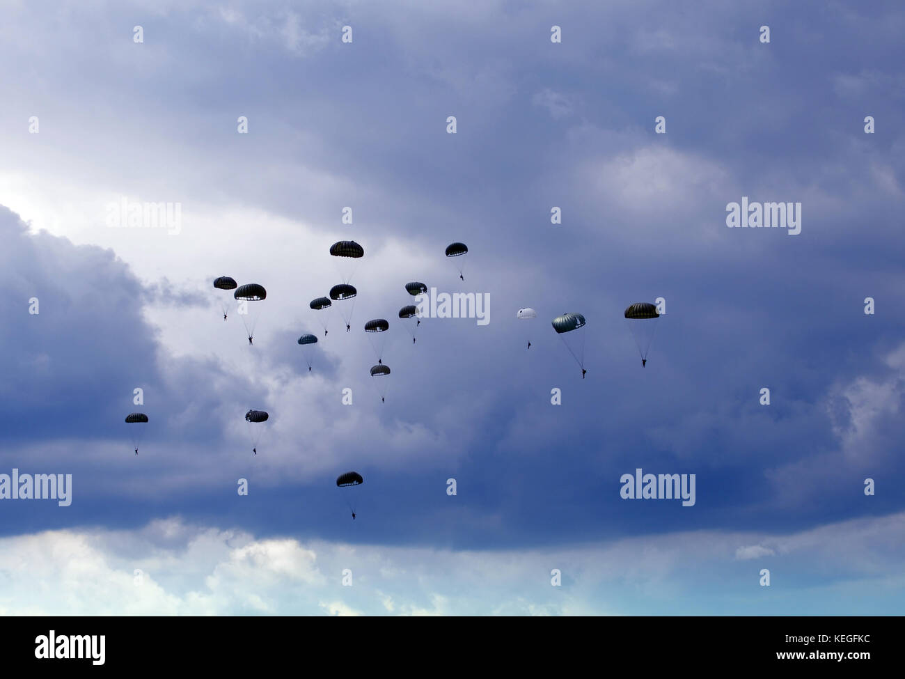 Massive Air Drop des Zweiten Weltkriegs ära Fallschirmjäger ...