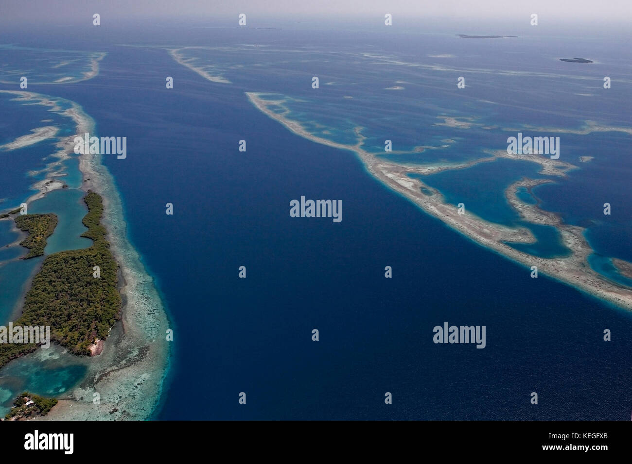Luftaufnahme der Kanal durch das südliche Belize Barrier Reef in der Nähe von Placencia, Belize, Central America (Karibik) Stockfoto