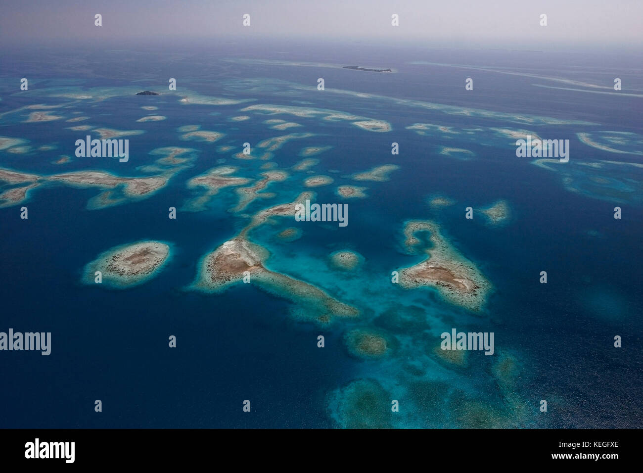 Luftaufnahme von kleinen Sand- und Coral Cayes und Coral bommies im Süden von Belize Barrier Reef in der Nähe von Placencia, Belize, Central America (Ca Stockfoto