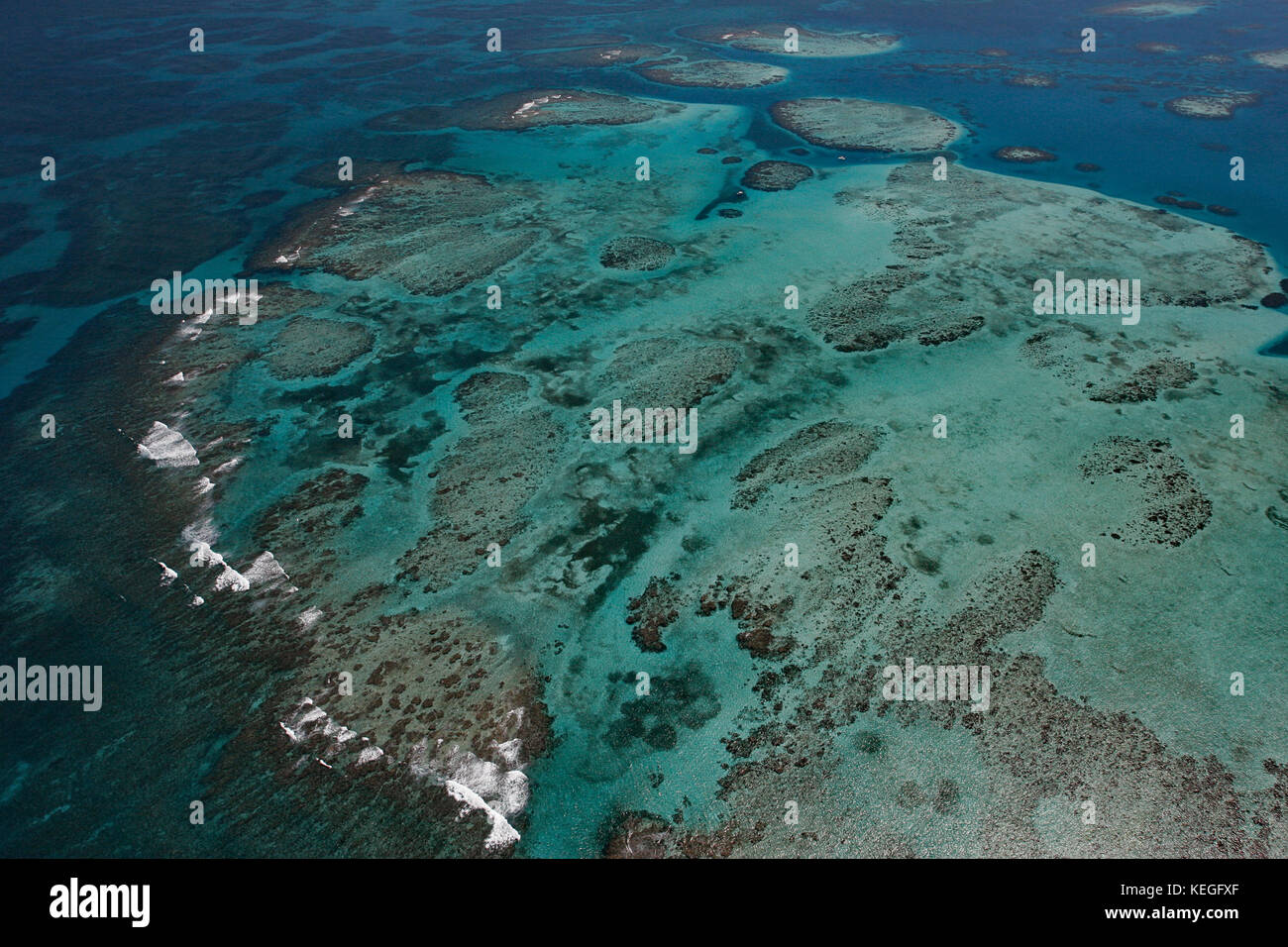 Luftbild von Süden von Belize Barrier Reef, Anzeigen Gladden Spucken, wo gibt es eine scharfe Biegung im Riff, Gladden Spit und Silk Cayes Marine Reserve Stockfoto