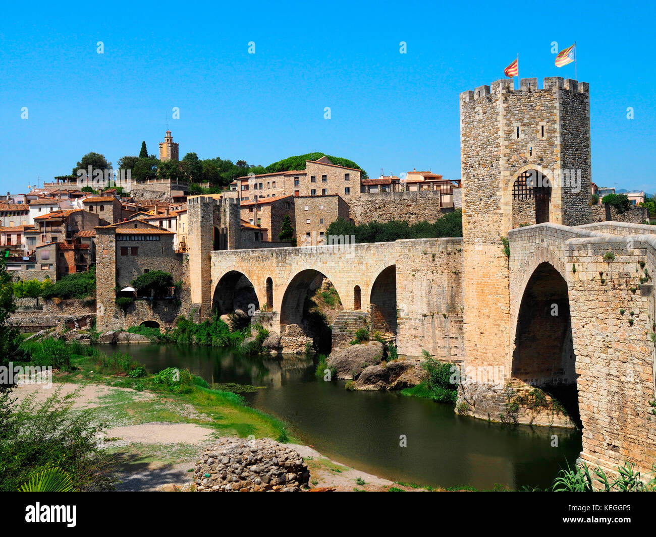 Blick auf das mittelalterliche Dorf von besalu in Girona - Spanien Stockfoto