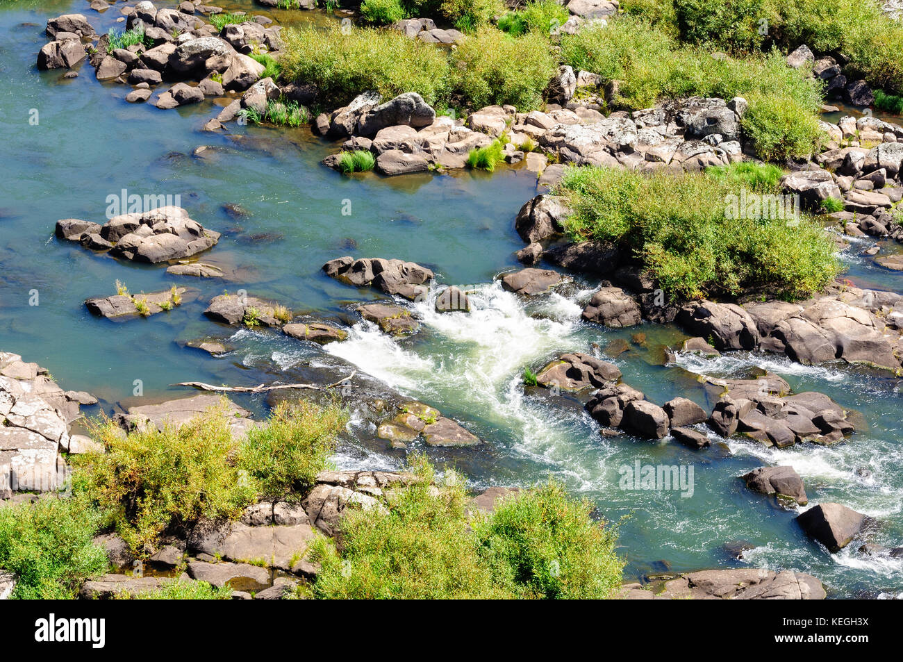 Niedriger Wasserstand im Sommer im oberen Teil des South Esk River in Cataract Gorge - launceston, Tasmanien, Australien Stockfoto