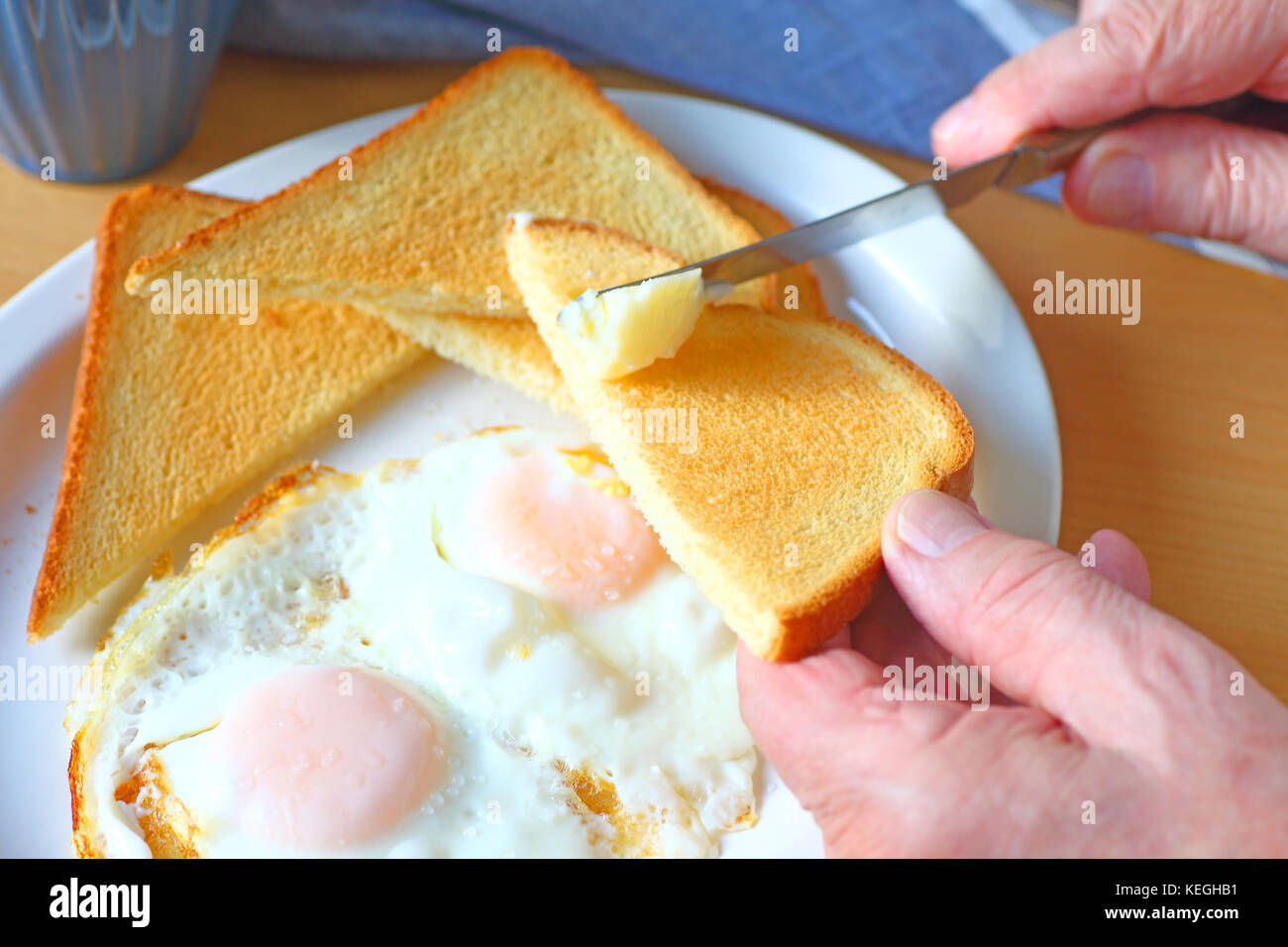 Gebratene Eier und Toast auf eine Platte mit man zustimmen Toast Dreieck Stockfoto