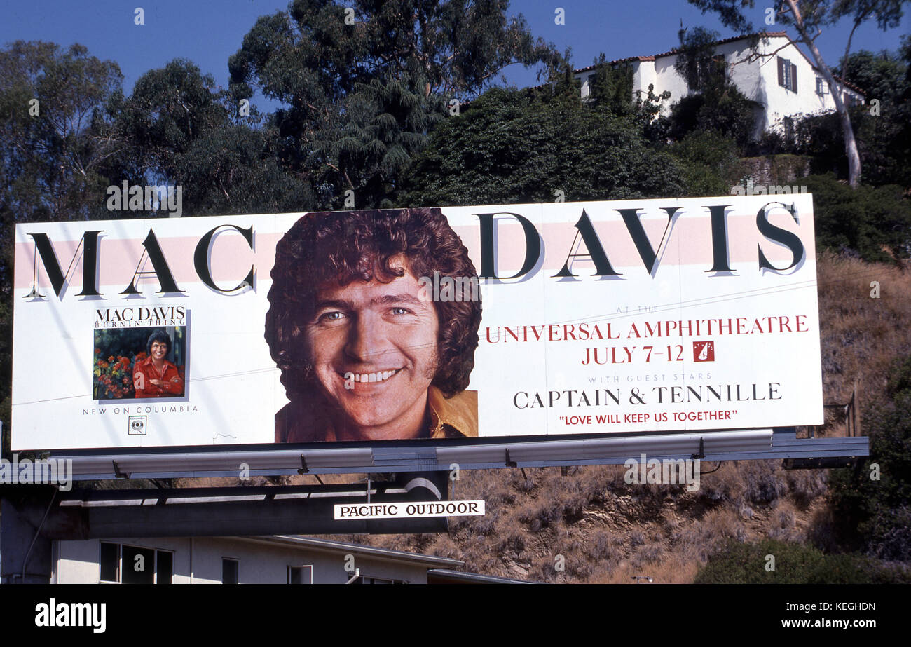 Mac Davis Hinweistafel auf dem Sunset Strip in Los Angeles ca. 1975 Stockfoto