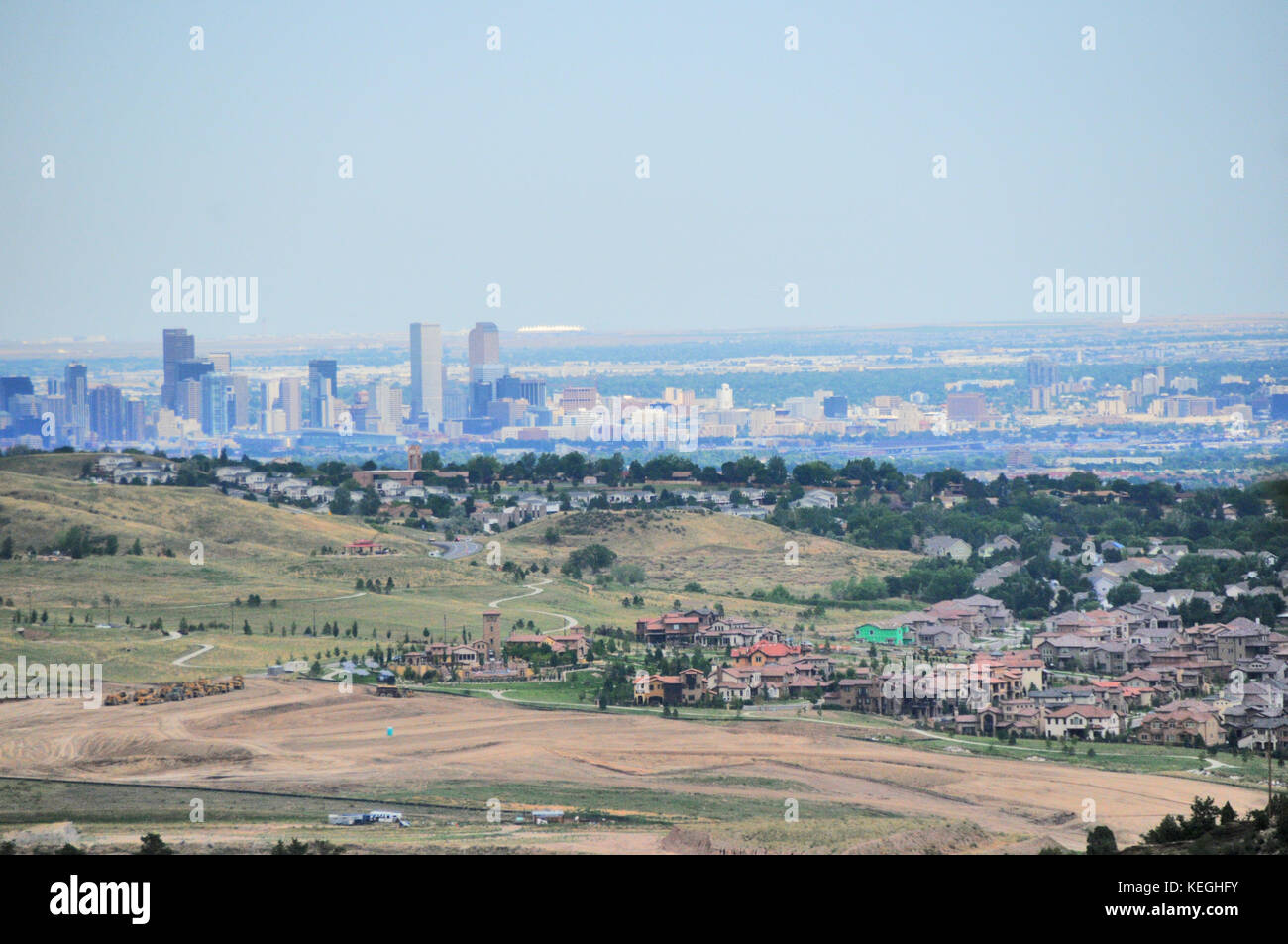 Downtown Denver ist die wichtigsten Finanz-, Geschäfts- und Vergnügungsviertel in Denver, Colorado. von Red Rocks Amphitheater gesehen. Stockfoto