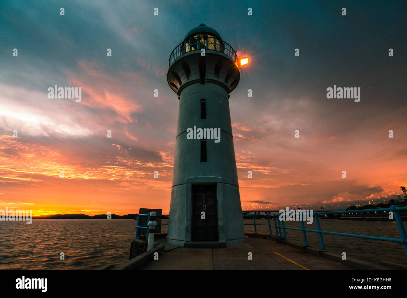 Raffles marina Leuchtturm in die Weite der schönen Sonnenuntergang genießen. Der Leuchtturm wurde 1994 erbaut und mit Blick auf den Tuas zweiten Link, Singapur Stockfoto