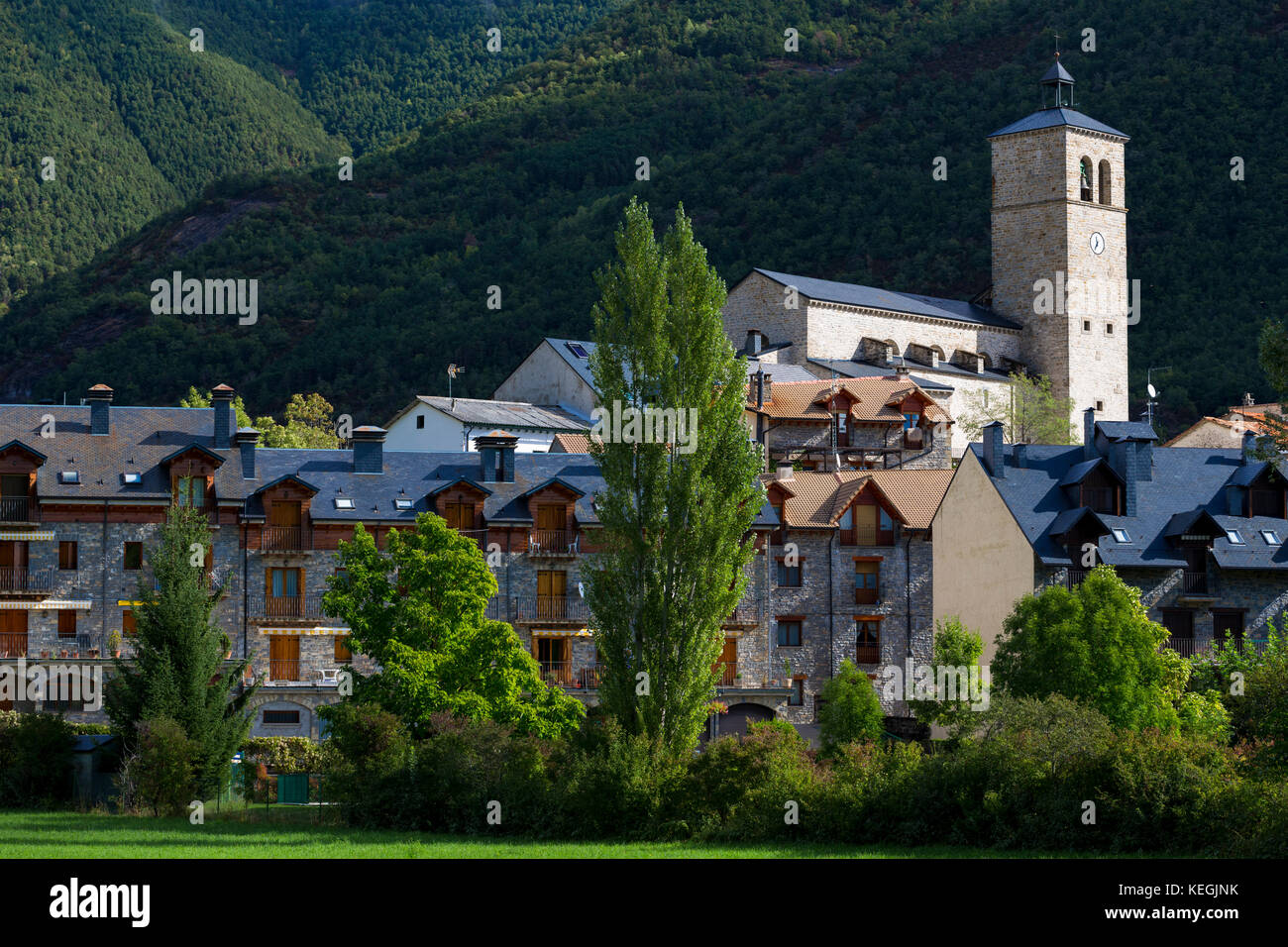 Neue Entwicklung in der Stadt von Los Realejos in Valle de Tena, Aragonien, Nordspanien. Viele spanische Bau Projekte hatten die EU-Finanzierung Stockfoto