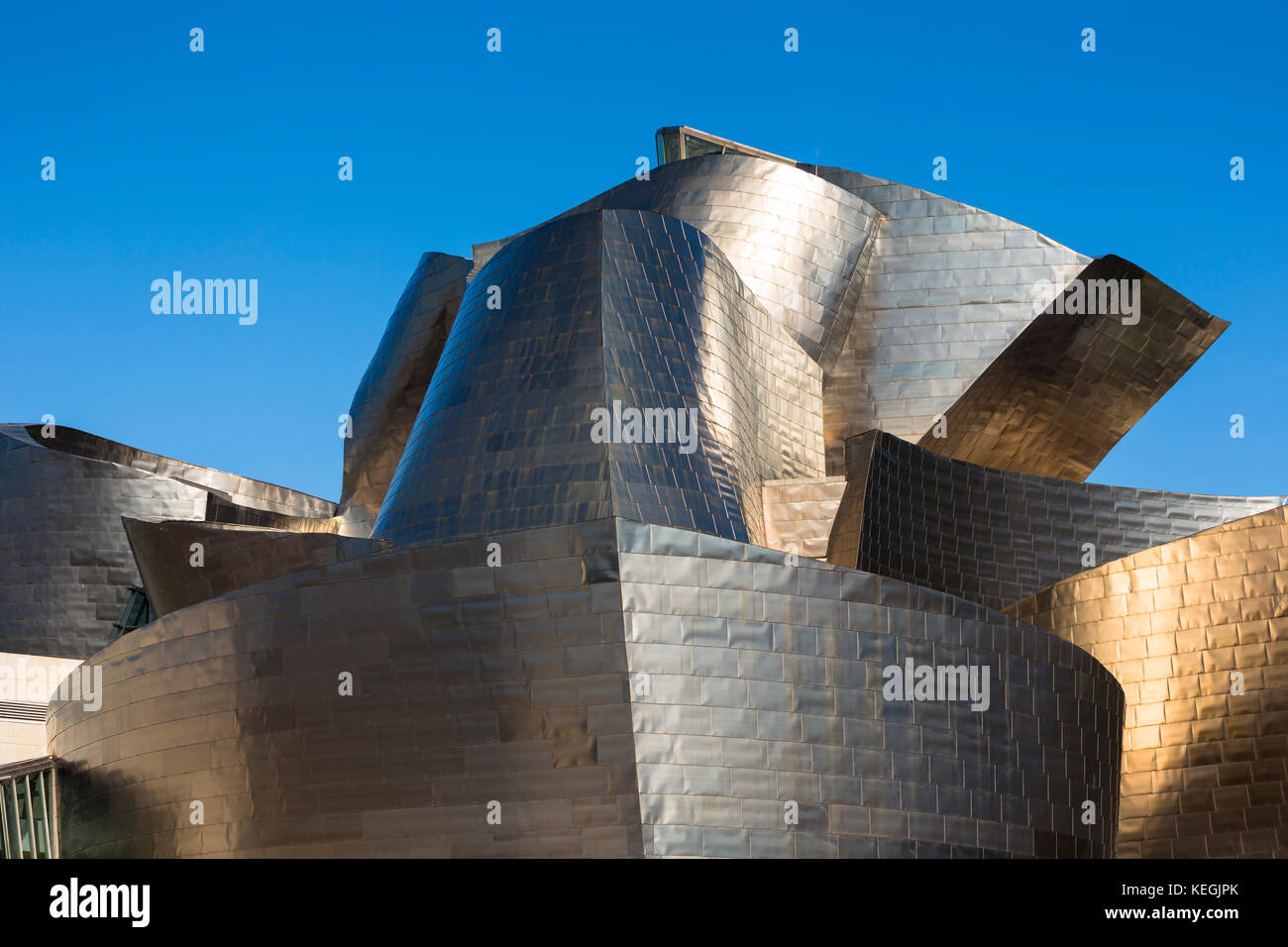 Das Guggenheim Museum des Architekten Frank Gehry futuristisches Architekturdesign aus Titan in Bilbao, Baskenland, Spanien Stockfoto