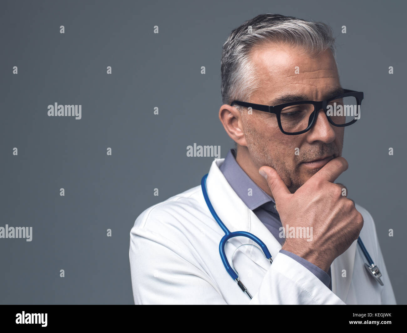 Chefarzt Denken mit der Hand am Kinn: medizinische Beratung, Diagnose und der Angehörigen der Gesundheitsberufe Konzept Stockfoto